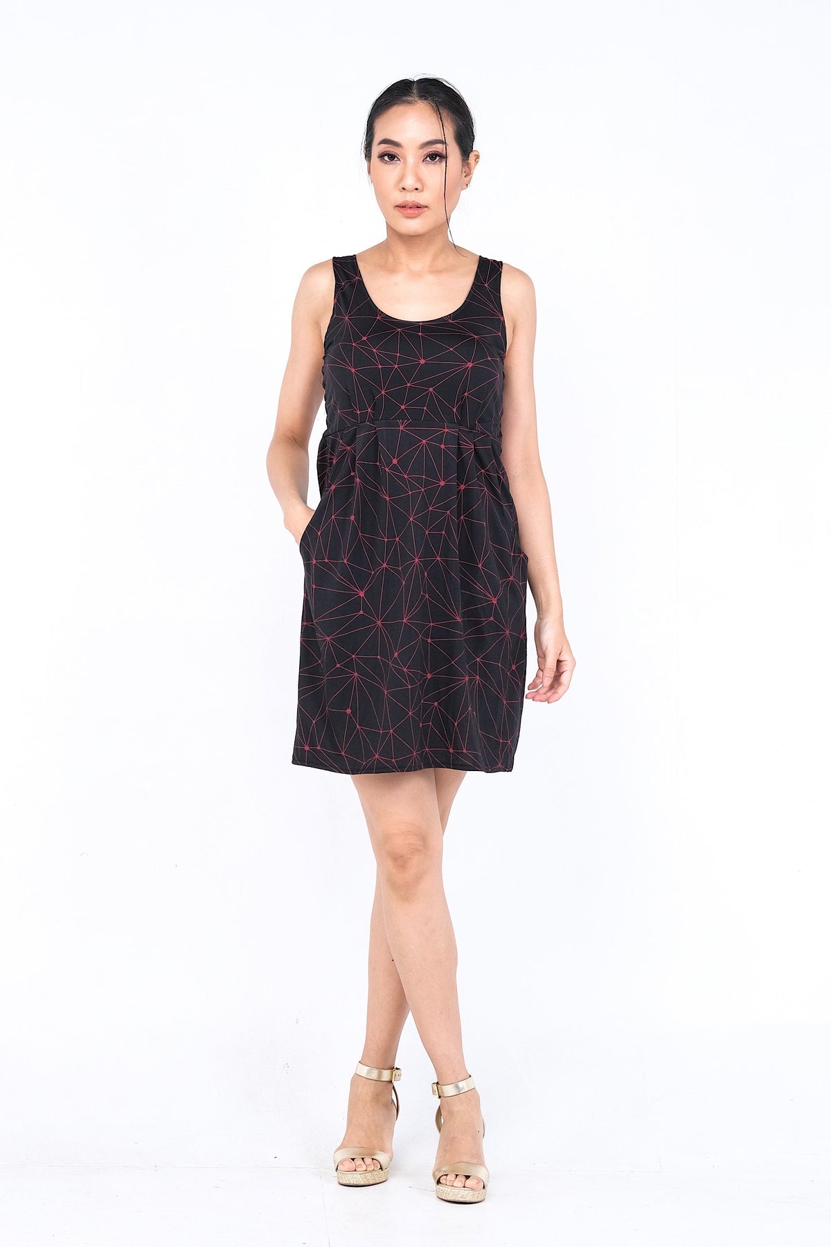 Coupe classique, en coton, se porte à merveille avec sandales, sneakers ou chaussures à talon haut pour un look plus chic. Un «must» pour votre garde-robe printemps été.
