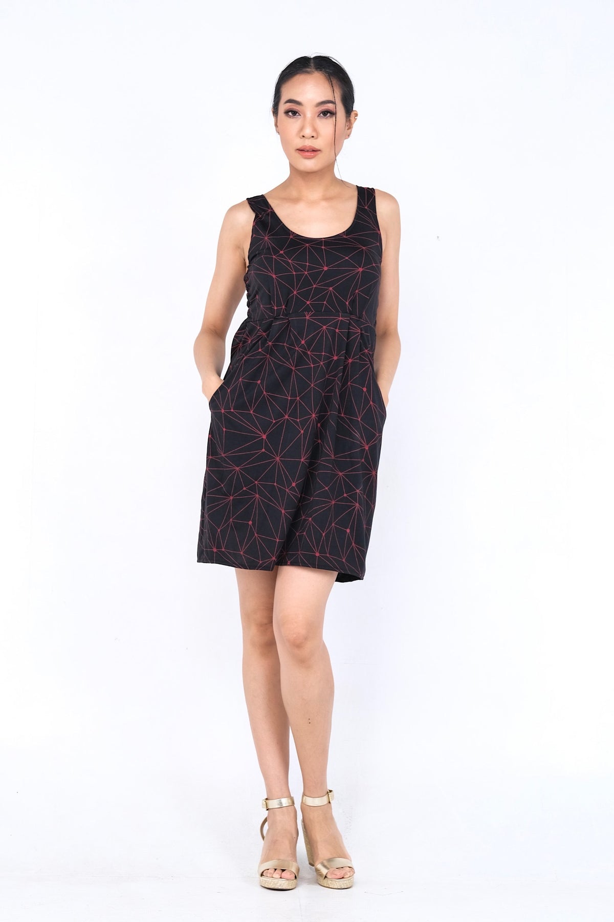 Coupe classique, en coton, se porte à merveille avec sandales, sneakers ou chaussures à talon haut pour un look plus chic. Un «must» pour votre garde-robe printemps été.