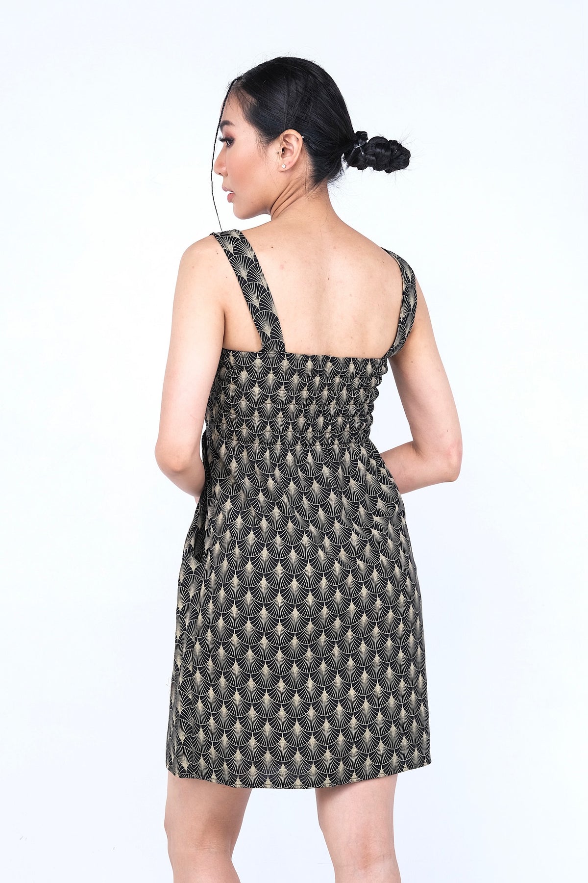 Coupe classique, en coton, se porte à merveille avec sandales, sneakers ou chaussures à talon haut pour un look plus chic. Un «must» pour votre garde-robe printemps été.