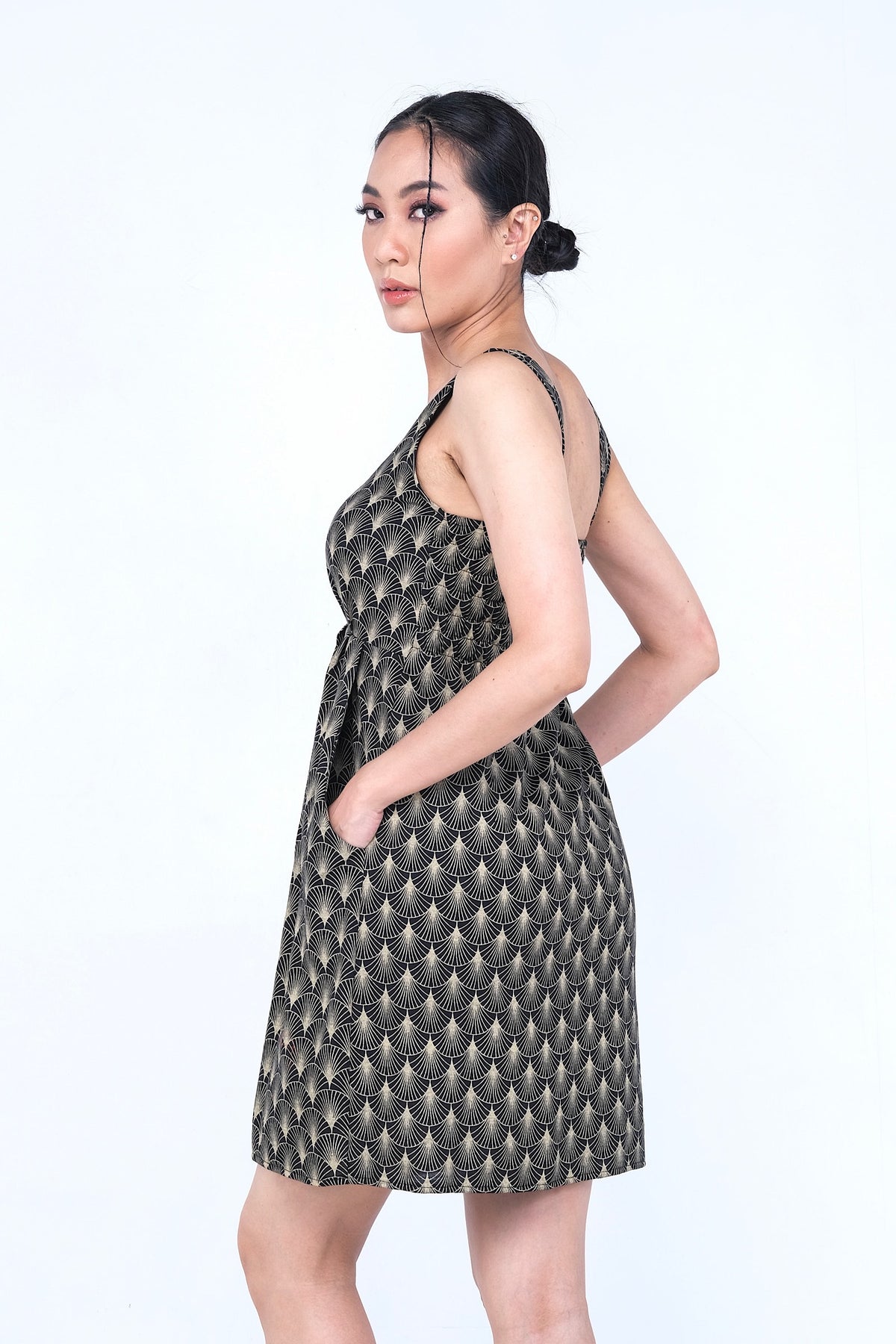 Coupe classique, en coton, se porte à merveille avec sandales, sneakers ou chaussures à talon haut pour un look plus chic. Un «must» pour votre garde-robe printemps été.