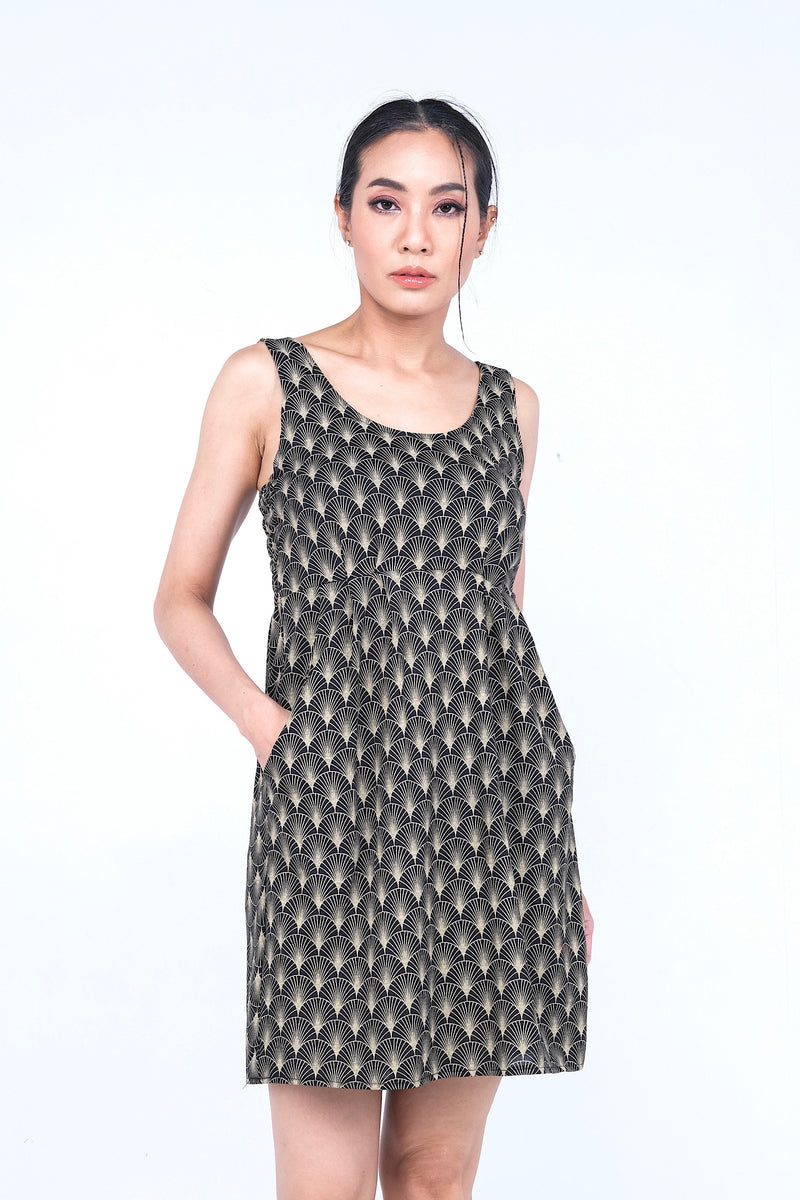 Coupe classique, en coton, se porte à merveille avec sandales, sneakers ou chaussures à talon haut pour un look plus chic. Un «must» pour votre garde-robe printemps été.