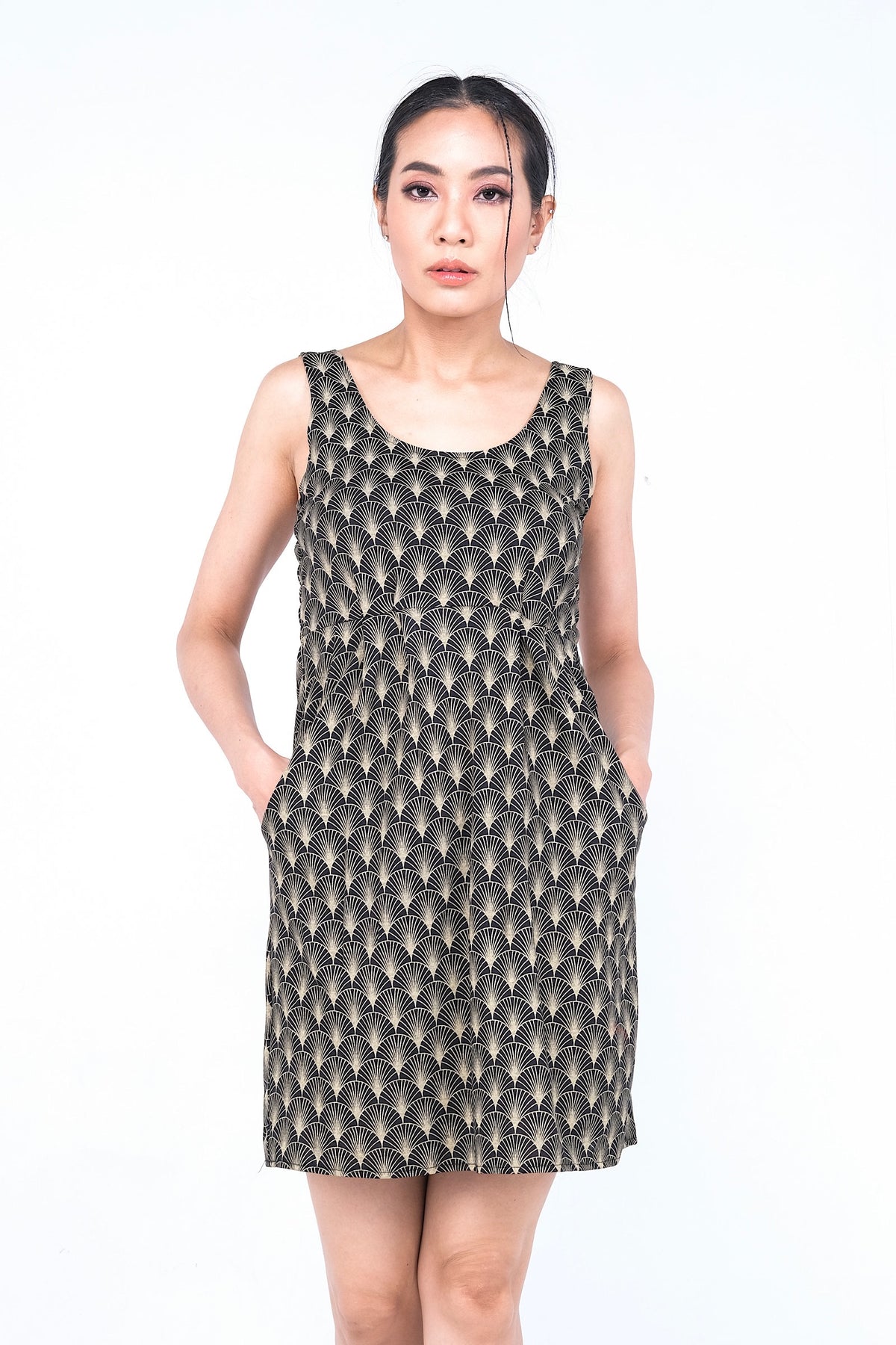Coupe classique, en coton, se porte à merveille avec sandales, sneakers ou chaussures à talon haut pour un look plus chic. Un «must» pour votre garde-robe printemps été.