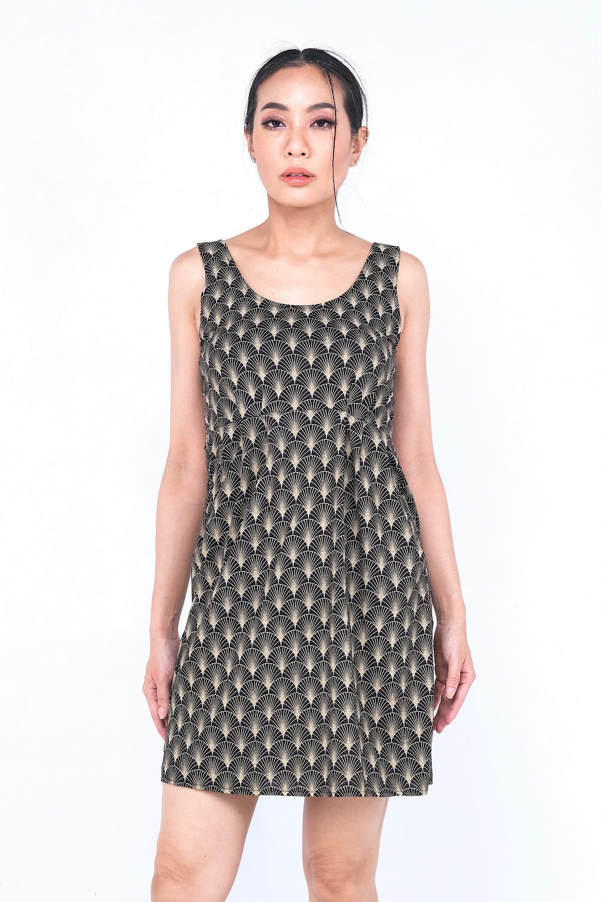 Coupe classique, en coton, se porte à merveille avec sandales, sneakers ou chaussures à talon haut pour un look plus chic. Un «must» pour votre garde-robe printemps été.