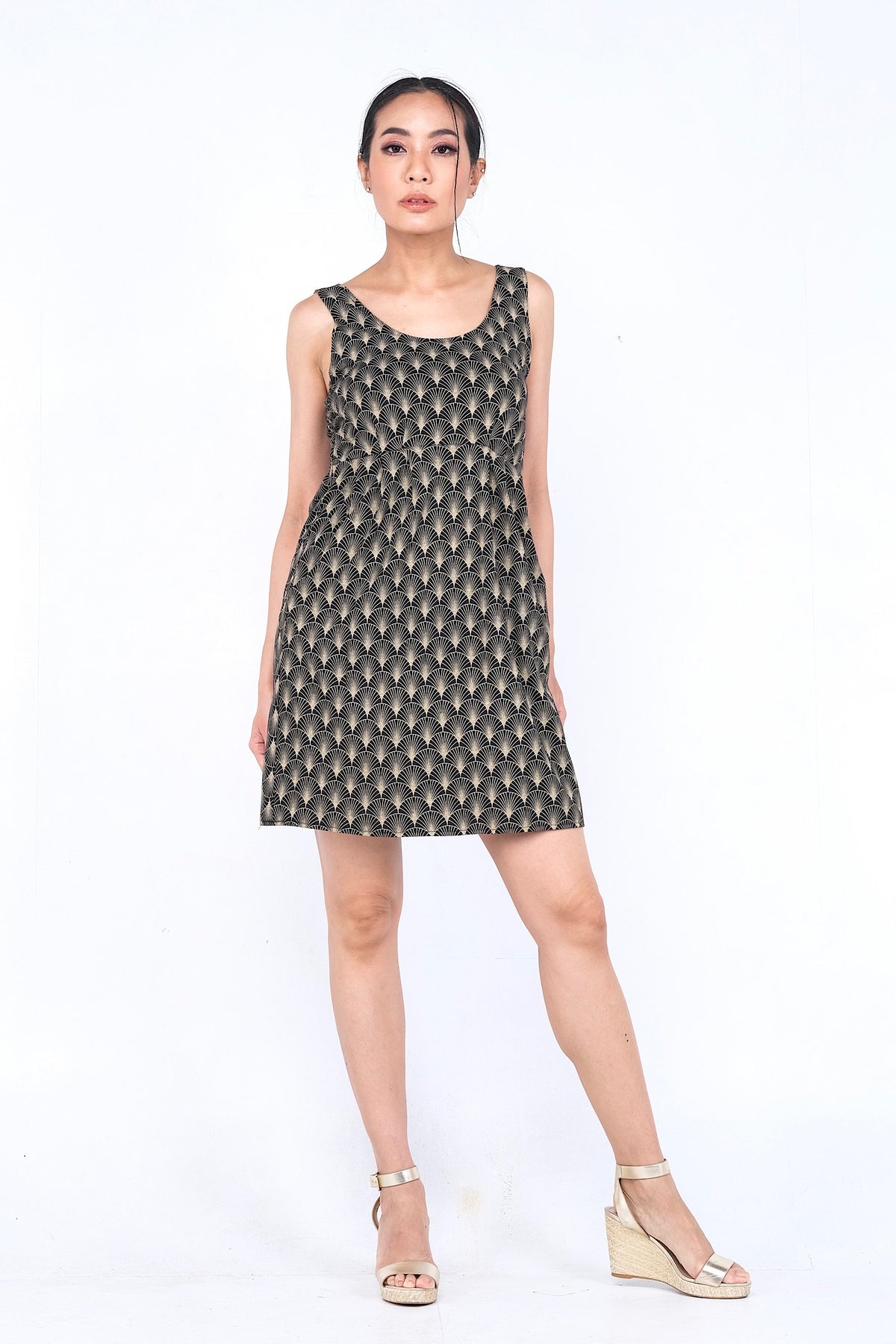 Coupe classique, en coton, se porte à merveille avec sandales, sneakers ou chaussures à talon haut pour un look plus chic. Un «must» pour votre garde-robe printemps été.