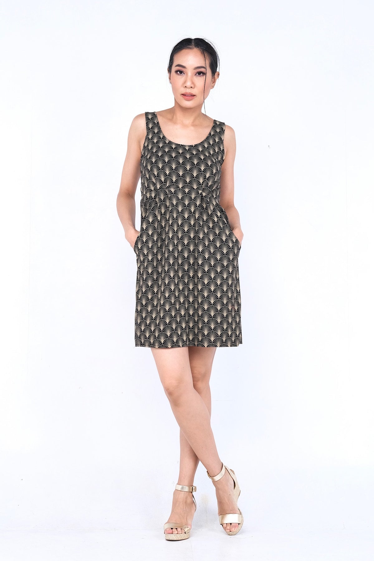 Coupe classique, en coton, se porte à merveille avec sandales, sneakers ou chaussures à talon haut pour un look plus chic. Un «must» pour votre garde-robe printemps été.