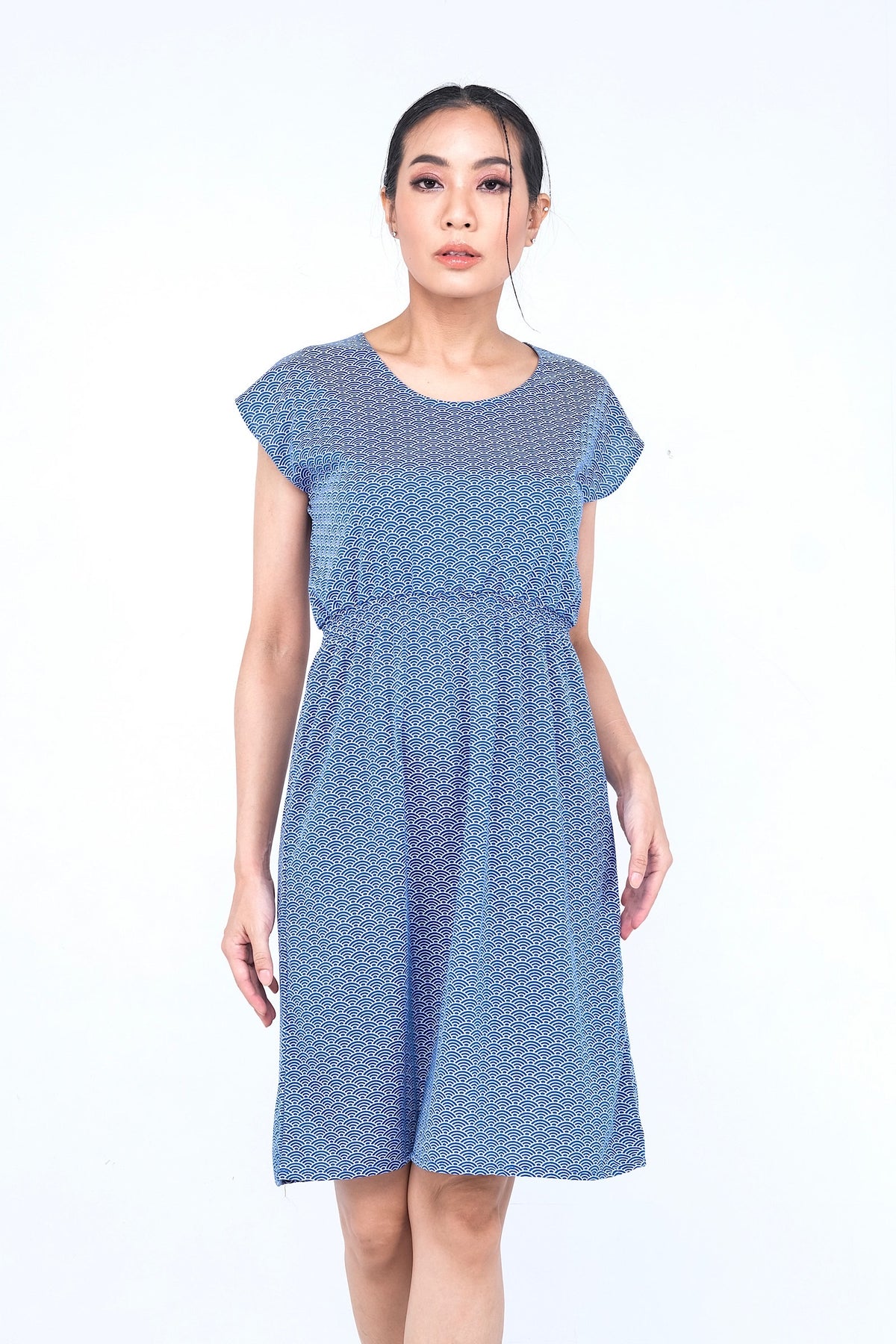Coupe classique, en coton, se porte à merveille avec sandales, sneakers ou chaussures à talon haut pour un look plus chic. Un «must» pour votre garde-robe printemps été.