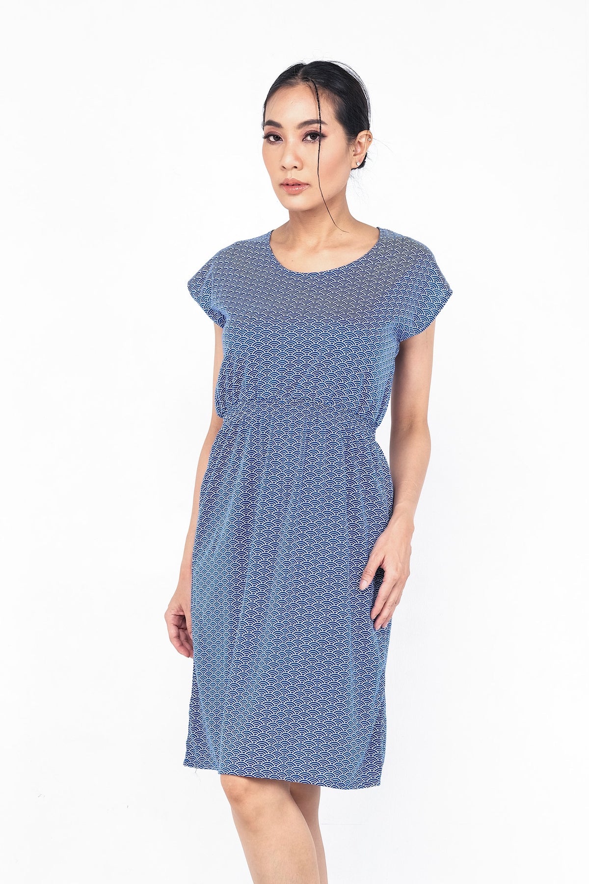 Coupe classique, en coton, se porte à merveille avec sandales, sneakers ou chaussures à talon haut pour un look plus chic. Un «must» pour votre garde-robe printemps été.