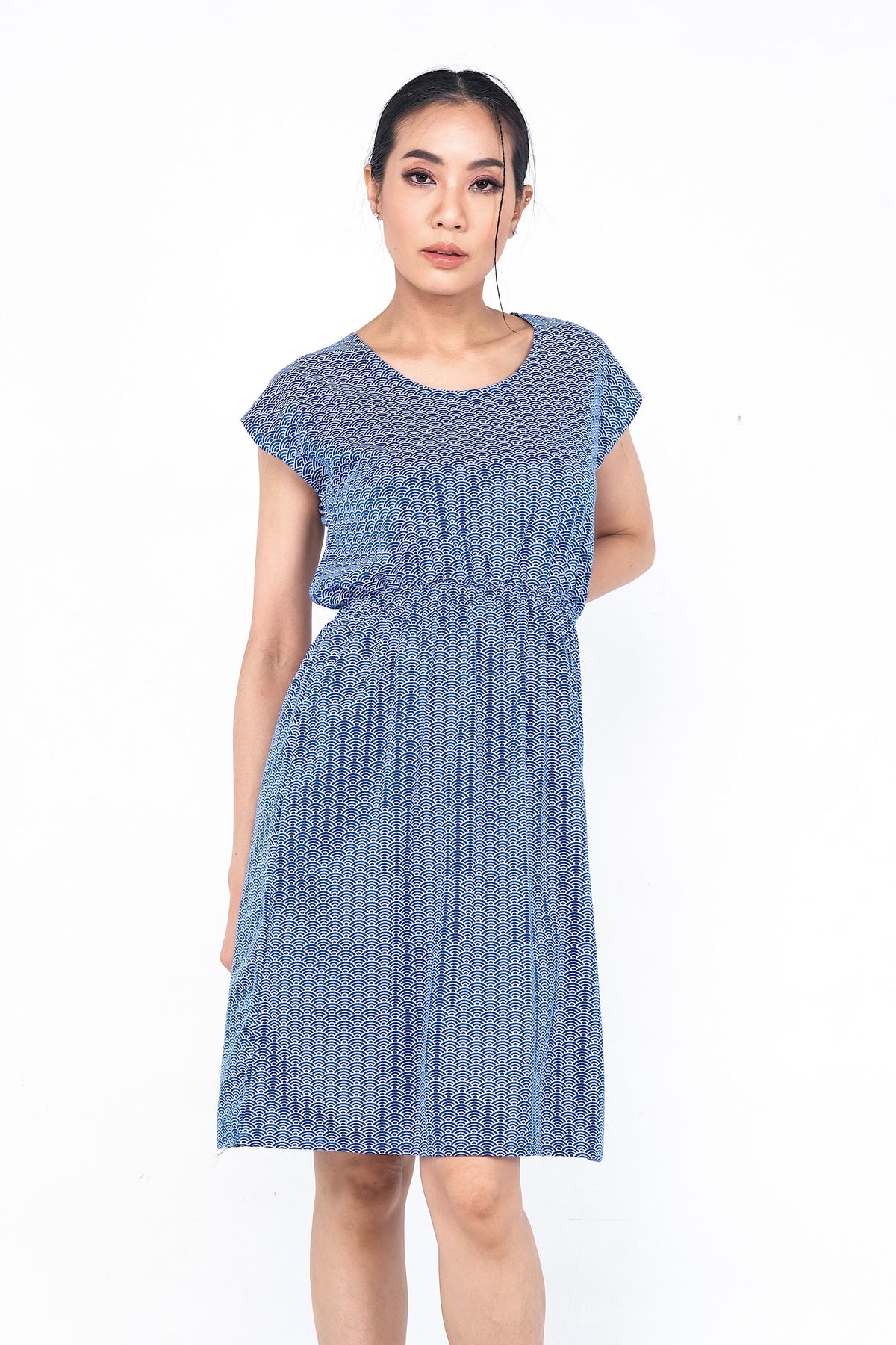 Coupe classique, en coton, se porte à merveille avec sandales, sneakers ou chaussures à talon haut pour un look plus chic. Un «must» pour votre garde-robe printemps été.