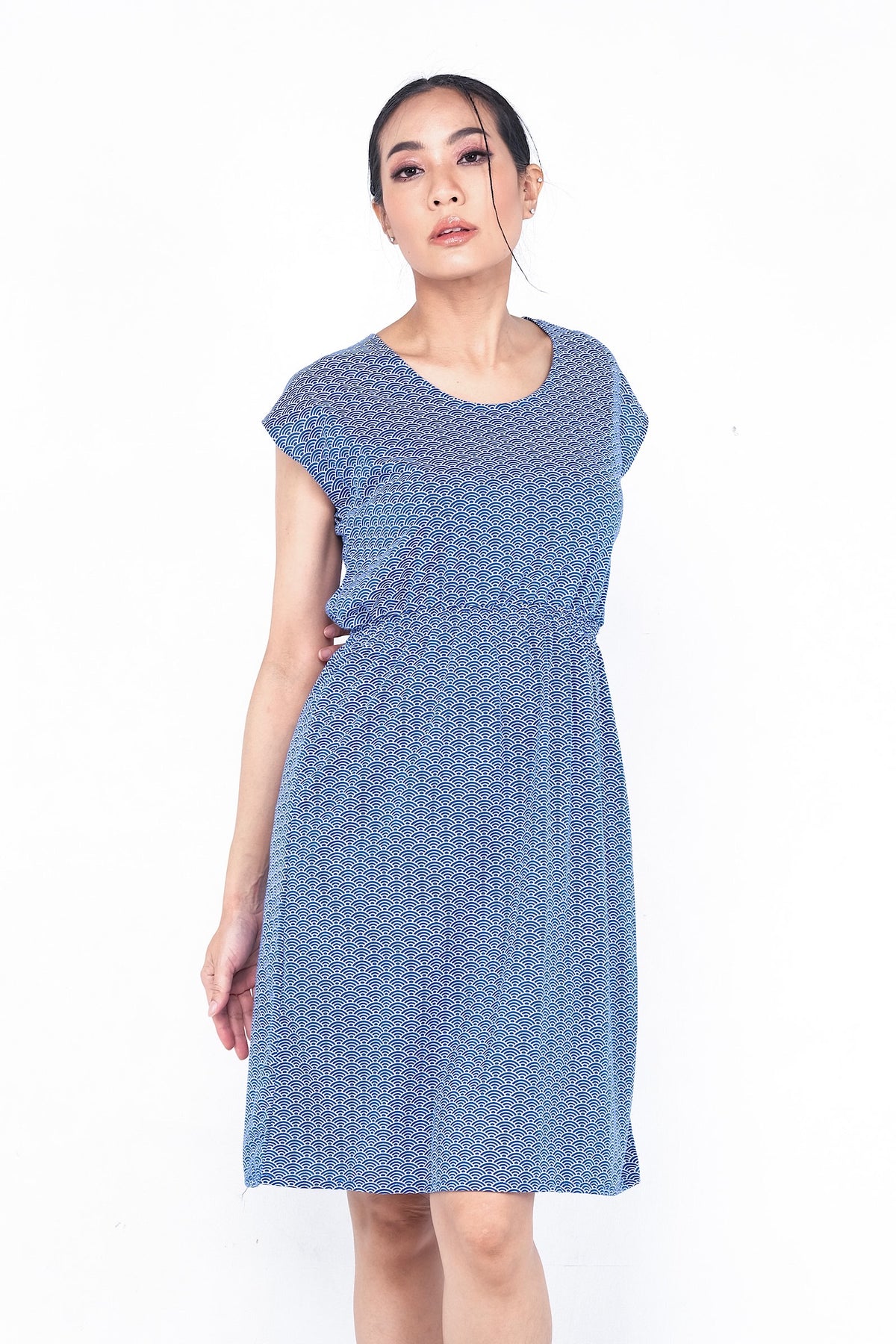 Coupe classique, en coton, se porte à merveille avec sandales, sneakers ou chaussures à talon haut pour un look plus chic. Un «must» pour votre garde-robe printemps été.