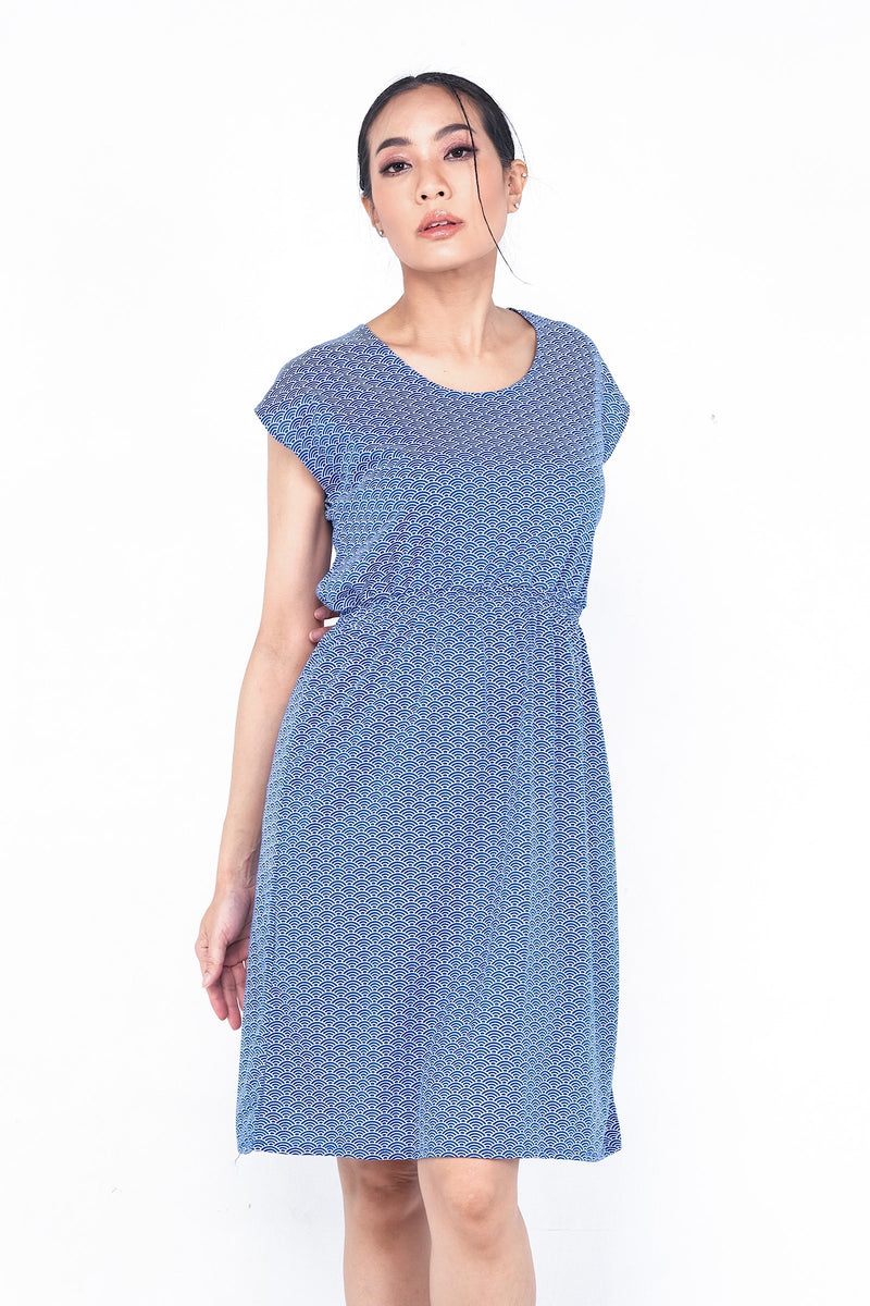 Coupe classique, en coton, se porte à merveille avec sandales, sneakers ou chaussures à talon haut pour un look plus chic. Un «must» pour votre garde-robe printemps été.