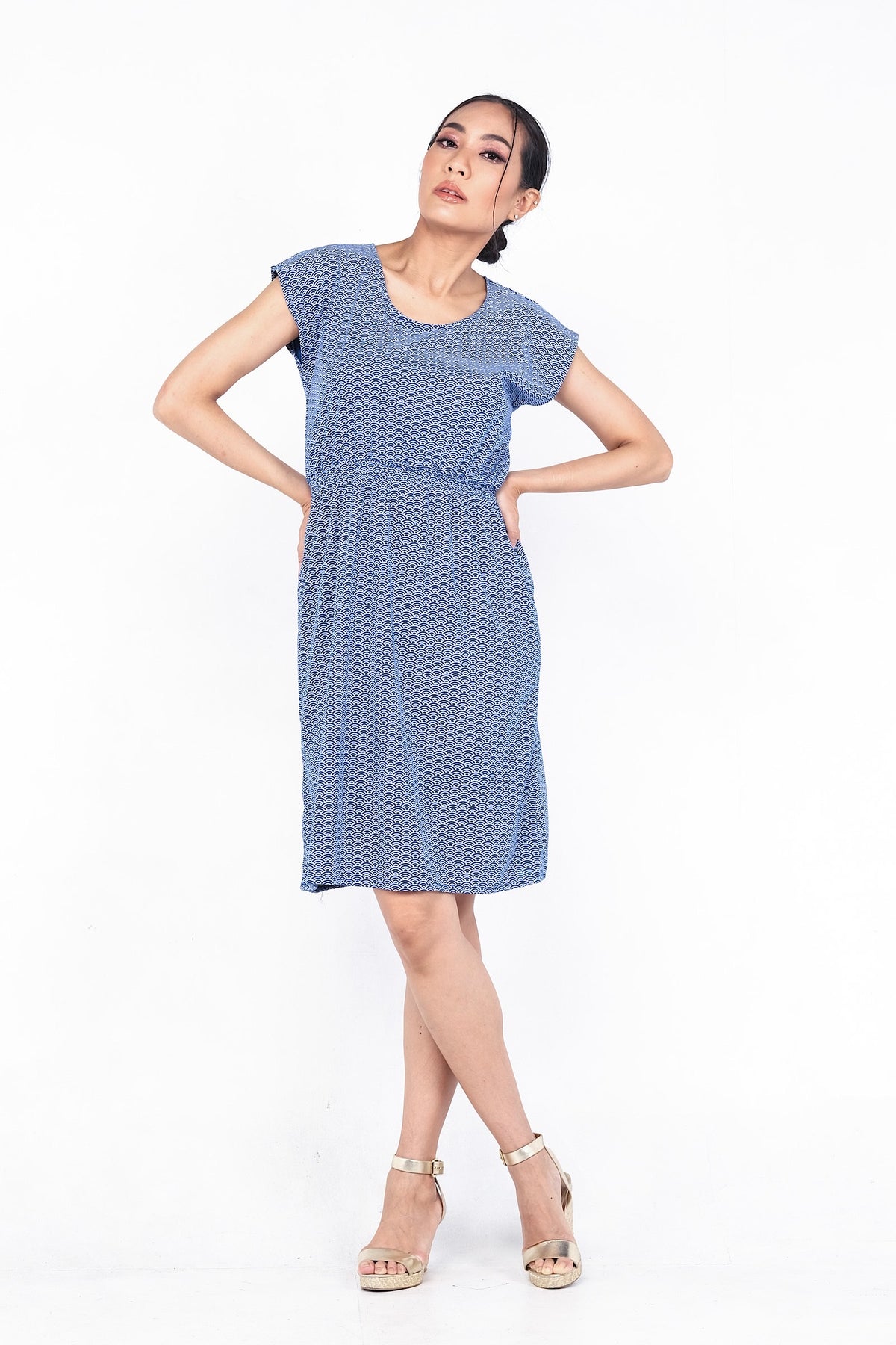 Coupe classique, en coton, se porte à merveille avec sandales, sneakers ou chaussures à talon haut pour un look plus chic. Un «must» pour votre garde-robe printemps été.