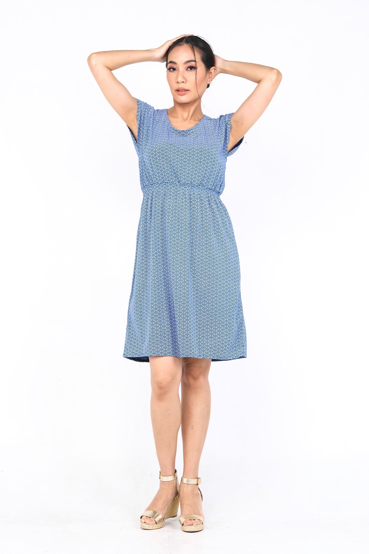 Coupe classique, en coton, se porte à merveille avec sandales, sneakers ou chaussures à talon haut pour un look plus chic. Un «must» pour votre garde-robe printemps été.