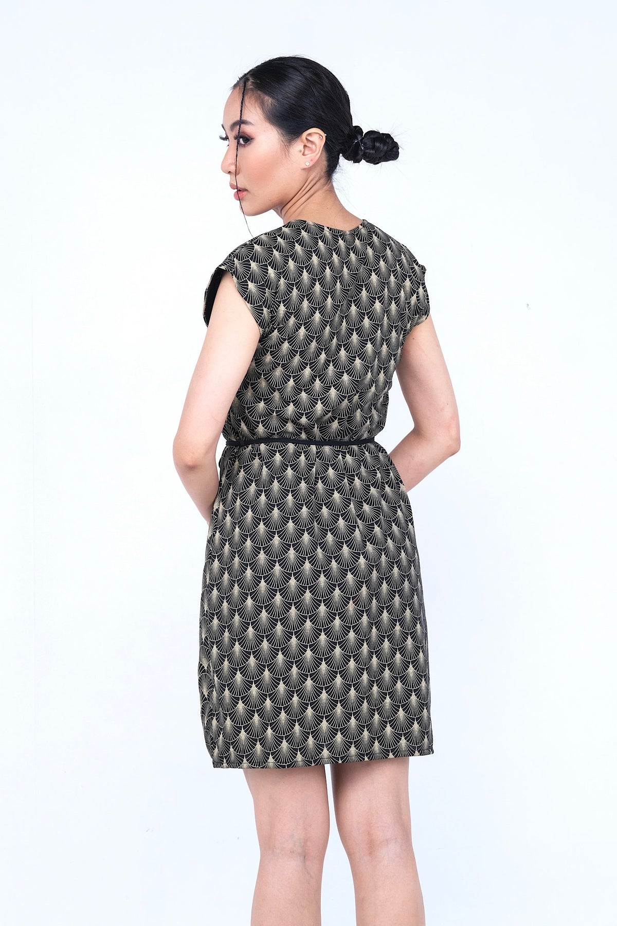 Coupe classique, en coton, se porte à merveille avec sandales, sneakers ou chaussures à talon haut pour un look plus chic. Un «must» pour votre garde-robe printemps été.