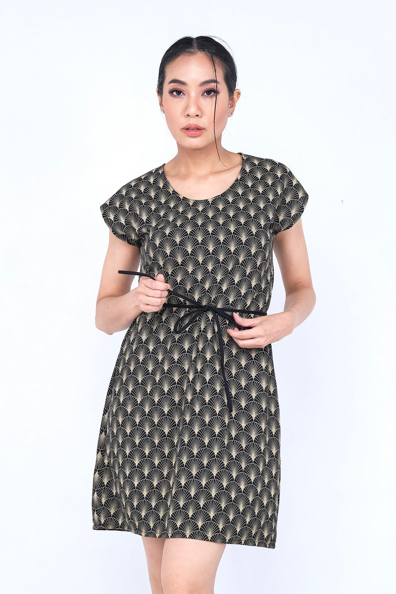 Coupe classique, en coton, se porte à merveille avec sandales, sneakers ou chaussures à talon haut pour un look plus chic. Un «must» pour votre garde-robe printemps été.