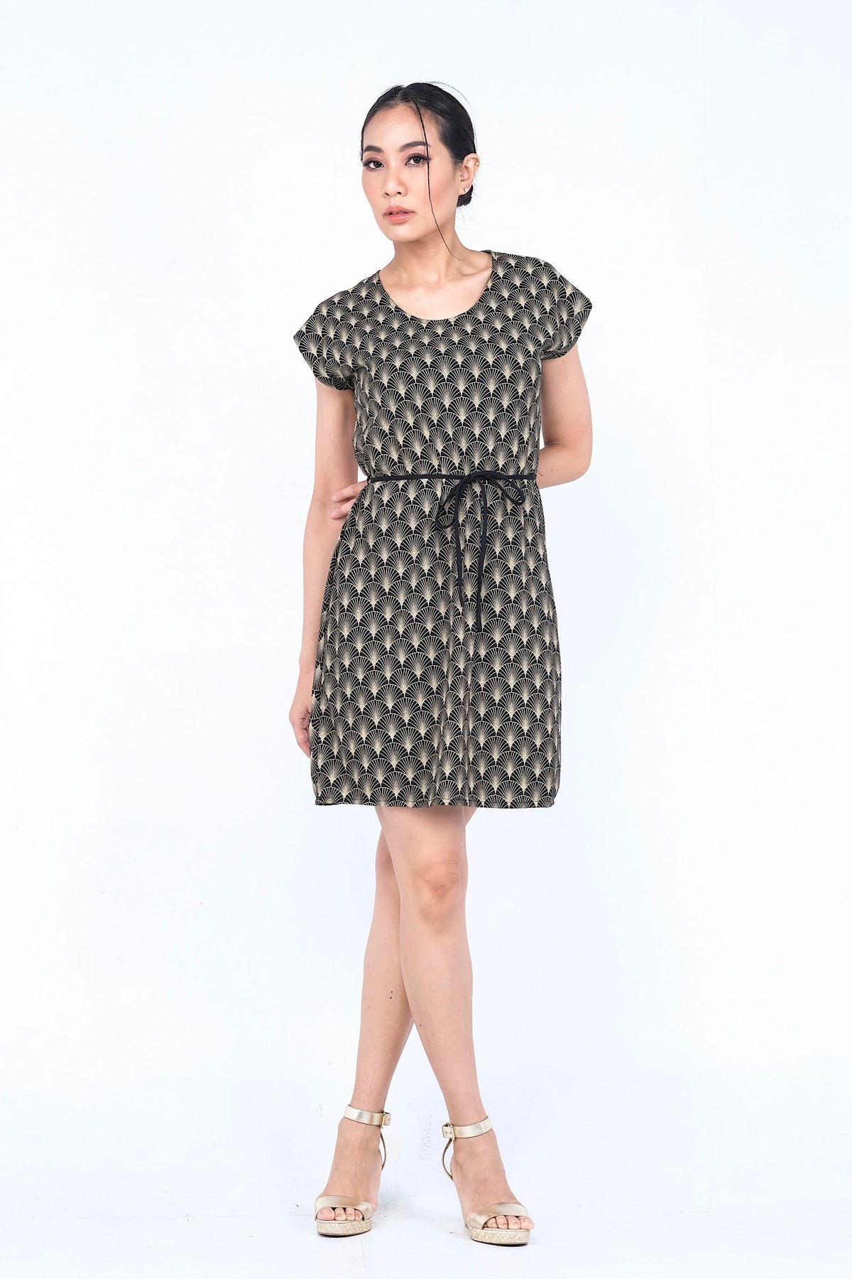 Coupe classique, en coton, se porte à merveille avec sandales, sneakers ou chaussures à talon haut pour un look plus chic. Un «must» pour votre garde-robe printemps été.
