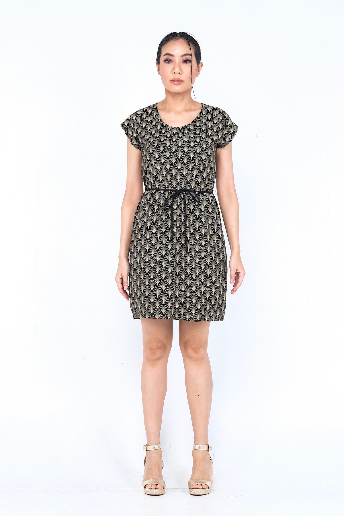 Coupe classique, en coton, se porte à merveille avec sandales, sneakers ou chaussures à talon haut pour un look plus chic. Un «must» pour votre garde-robe printemps été.