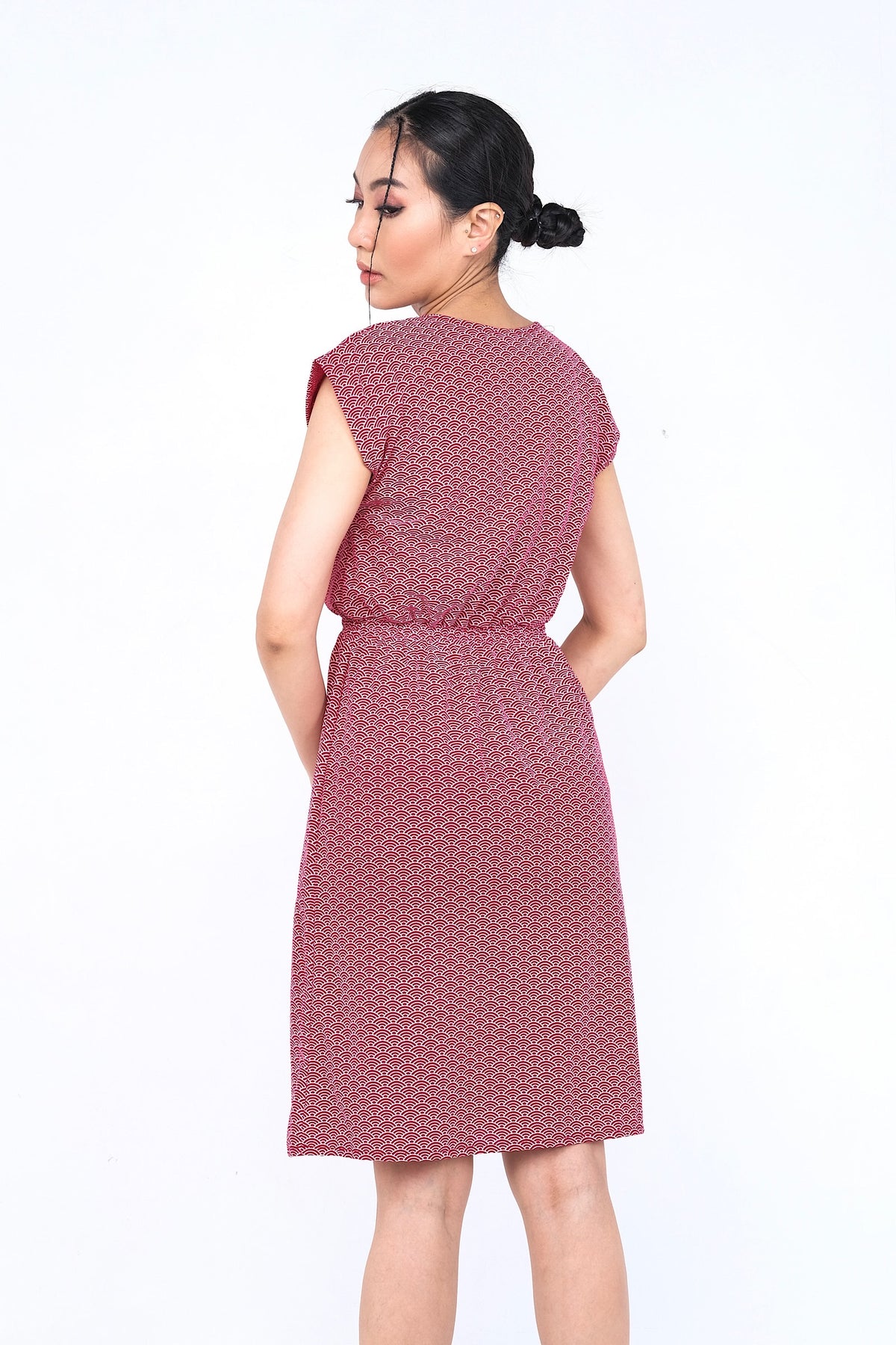 Coupe classique, en coton, se porte à merveille avec sandales, sneakers ou chaussures à talon haut pour un look plus chic. Un «must» pour votre garde-robe printemps été.