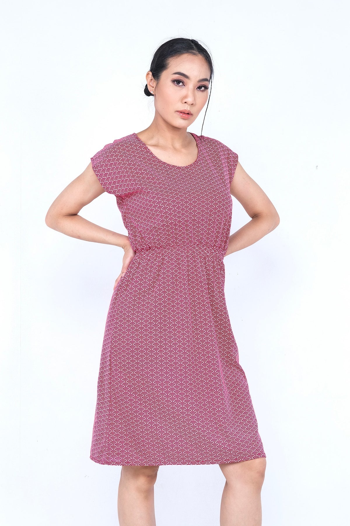 Coupe classique, en coton, se porte à merveille avec sandales, sneakers ou chaussures à talon haut pour un look plus chic. Un «must» pour votre garde-robe printemps été.