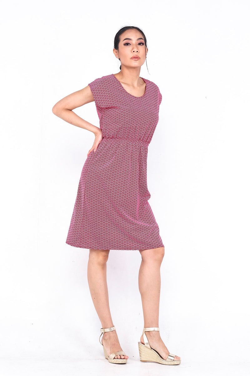 Coupe classique, en coton, se porte à merveille avec sandales, sneakers ou chaussures à talon haut pour un look plus chic. Un «must» pour votre garde-robe printemps été.