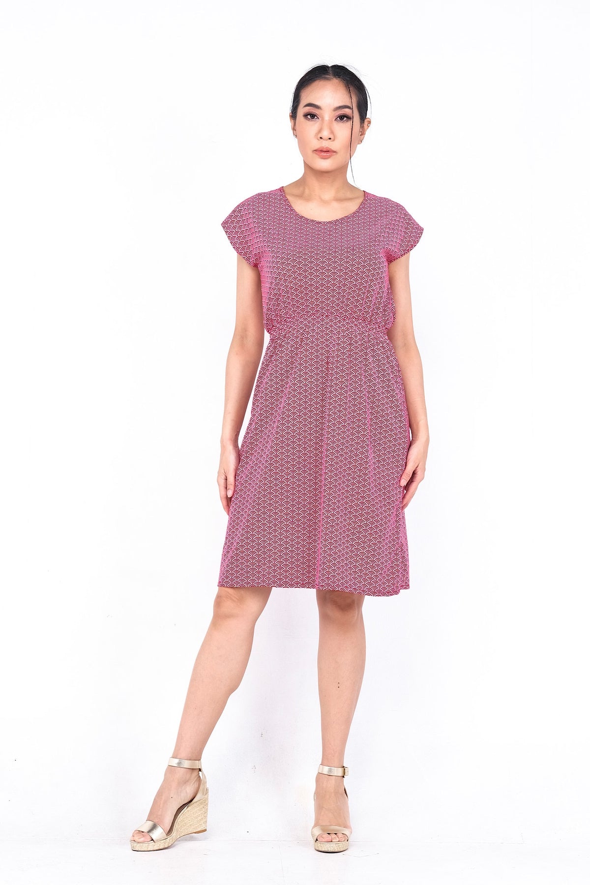 Coupe classique, en coton, se porte à merveille avec sandales, sneakers ou chaussures à talon haut pour un look plus chic. Un «must» pour votre garde-robe printemps été.