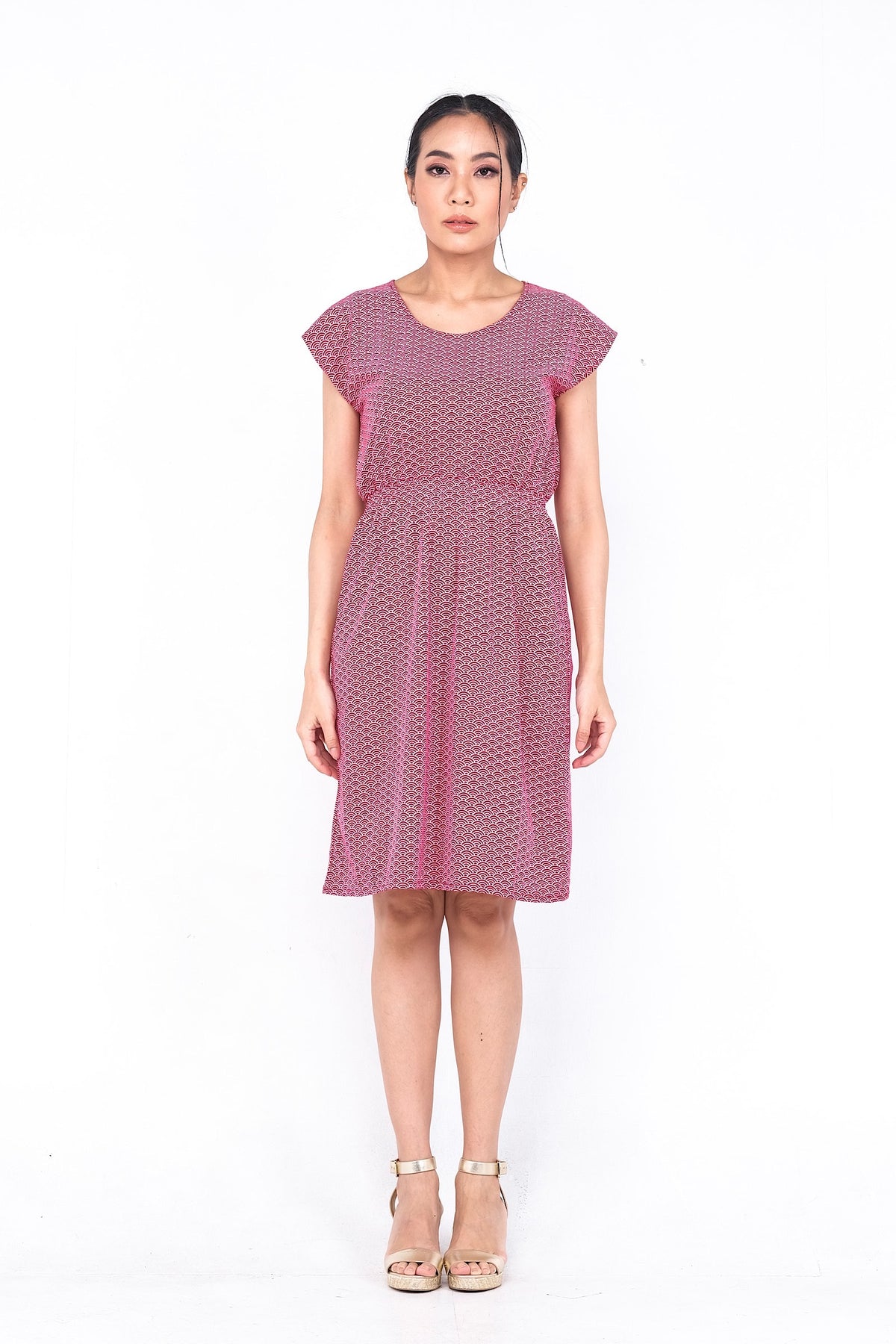 Coupe classique, en coton, se porte à merveille avec sandales, sneakers ou chaussures à talon haut pour un look plus chic. Un «must» pour votre garde-robe printemps été.