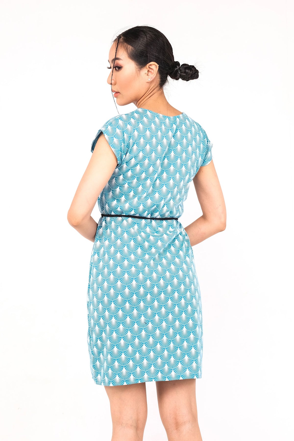 Coupe classique, en coton, se porte à merveille avec sandales, sneakers ou chaussures à talon haut pour un look plus chic. Un «must» pour votre garde-robe printemps été.