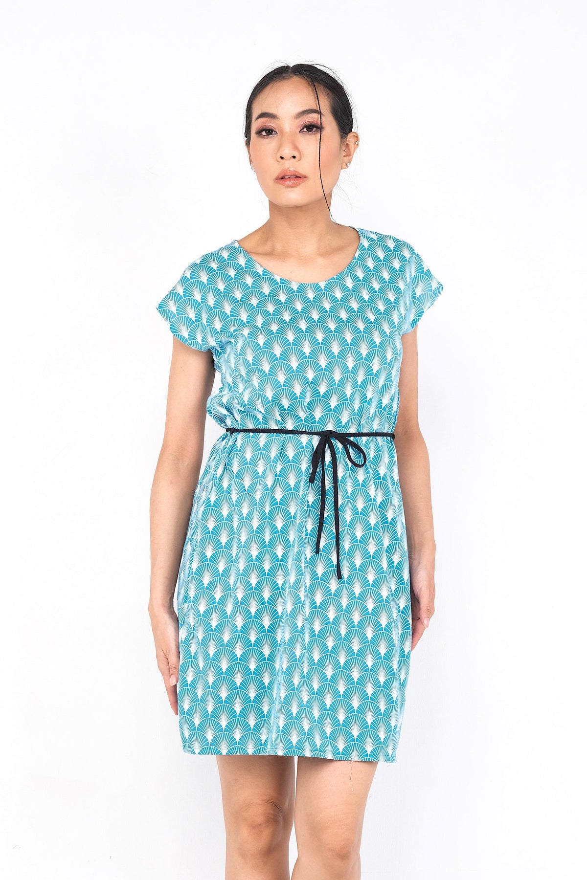 Coupe classique, en coton, se porte à merveille avec sandales, sneakers ou chaussures à talon haut pour un look plus chic. Un «must» pour votre garde-robe printemps été.
