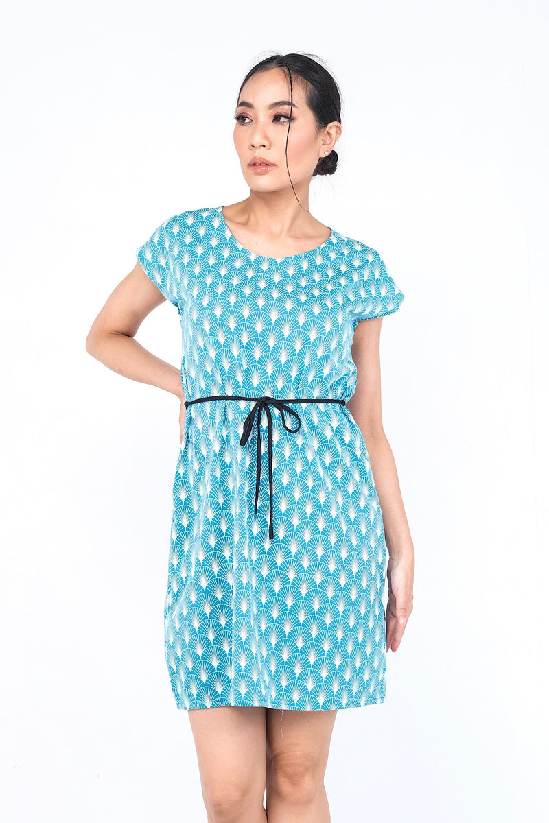 Coupe classique, en coton, se porte à merveille avec sandales, sneakers ou chaussures à talon haut pour un look plus chic. Un «must» pour votre garde-robe printemps été.