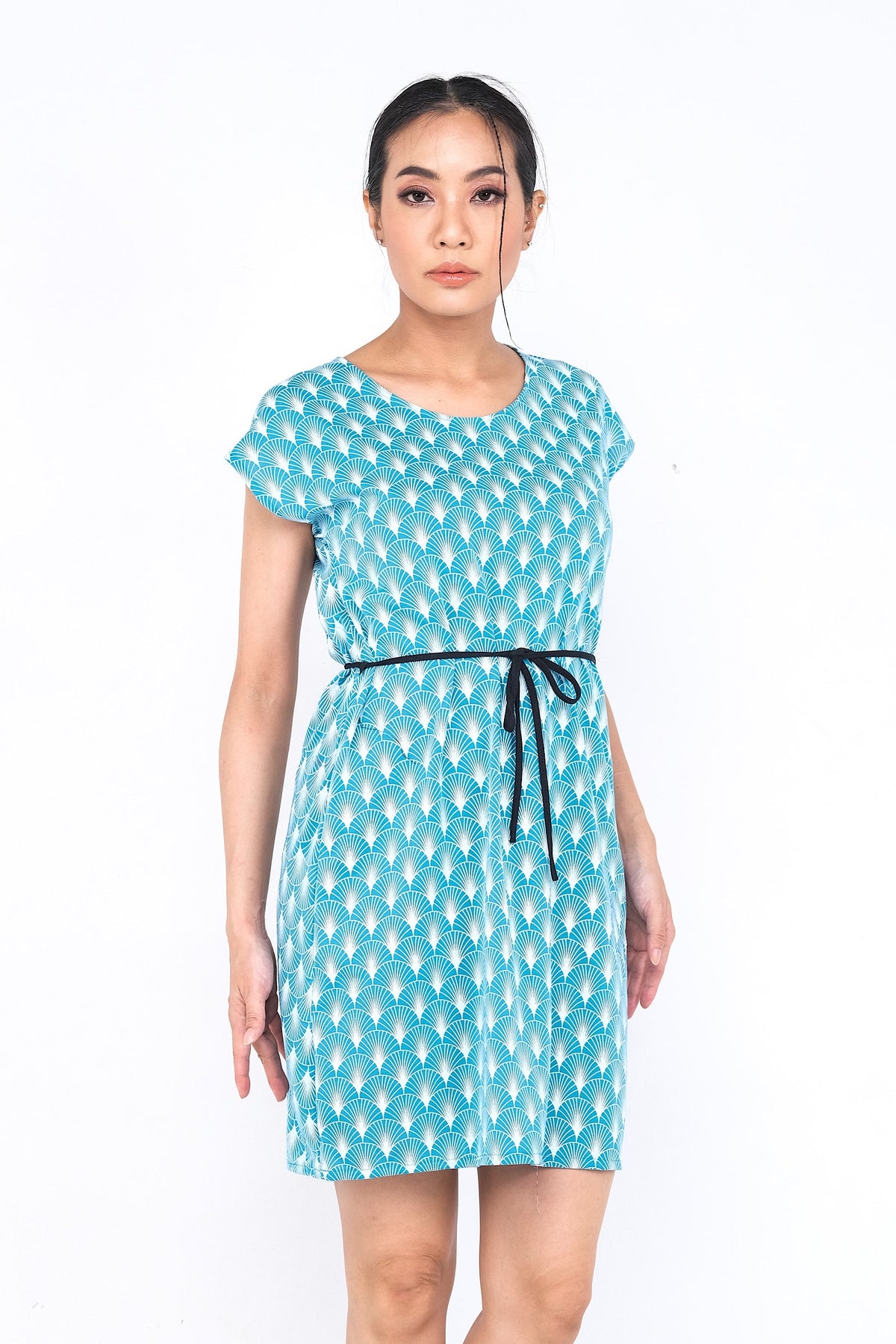Coupe classique, en coton, se porte à merveille avec sandales, sneakers ou chaussures à talon haut pour un look plus chic. Un «must» pour votre garde-robe printemps été.