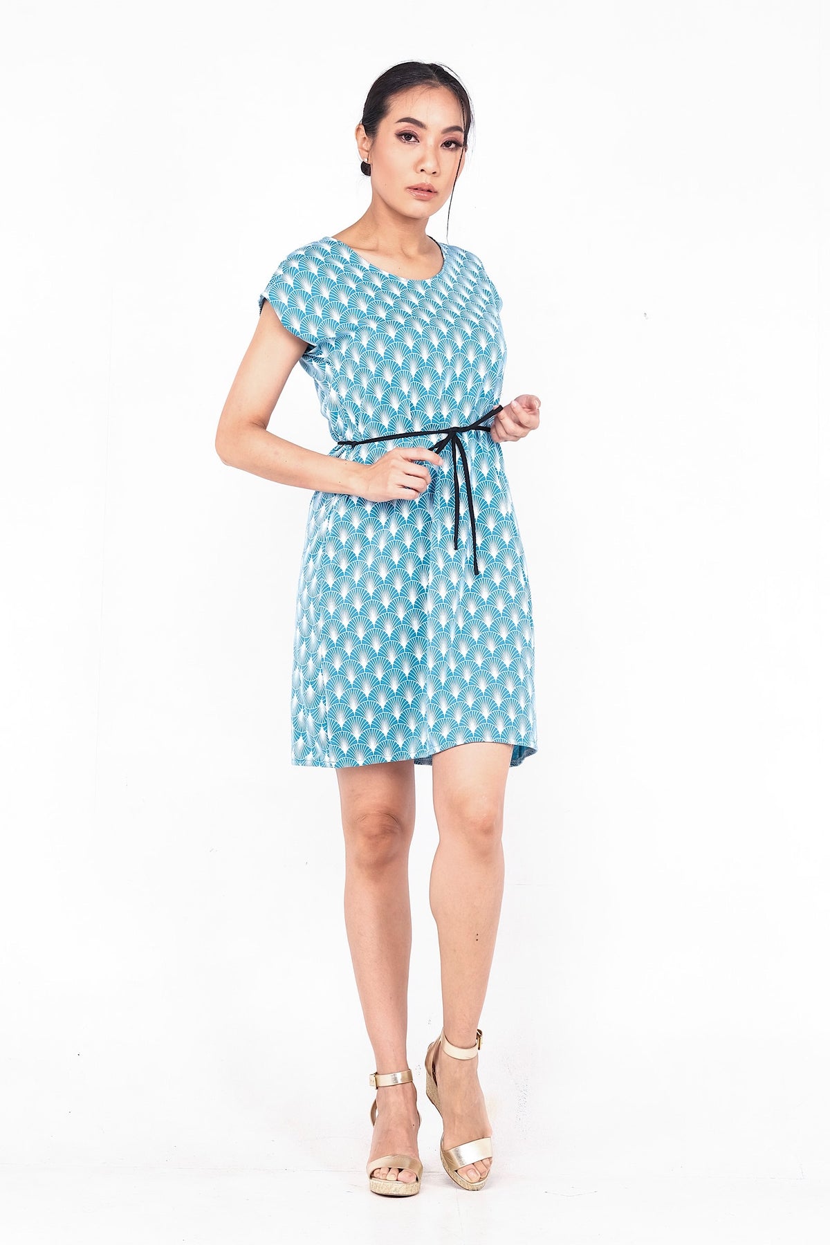 Coupe classique, en coton, se porte à merveille avec sandales, sneakers ou chaussures à talon haut pour un look plus chic. Un «must» pour votre garde-robe printemps été.