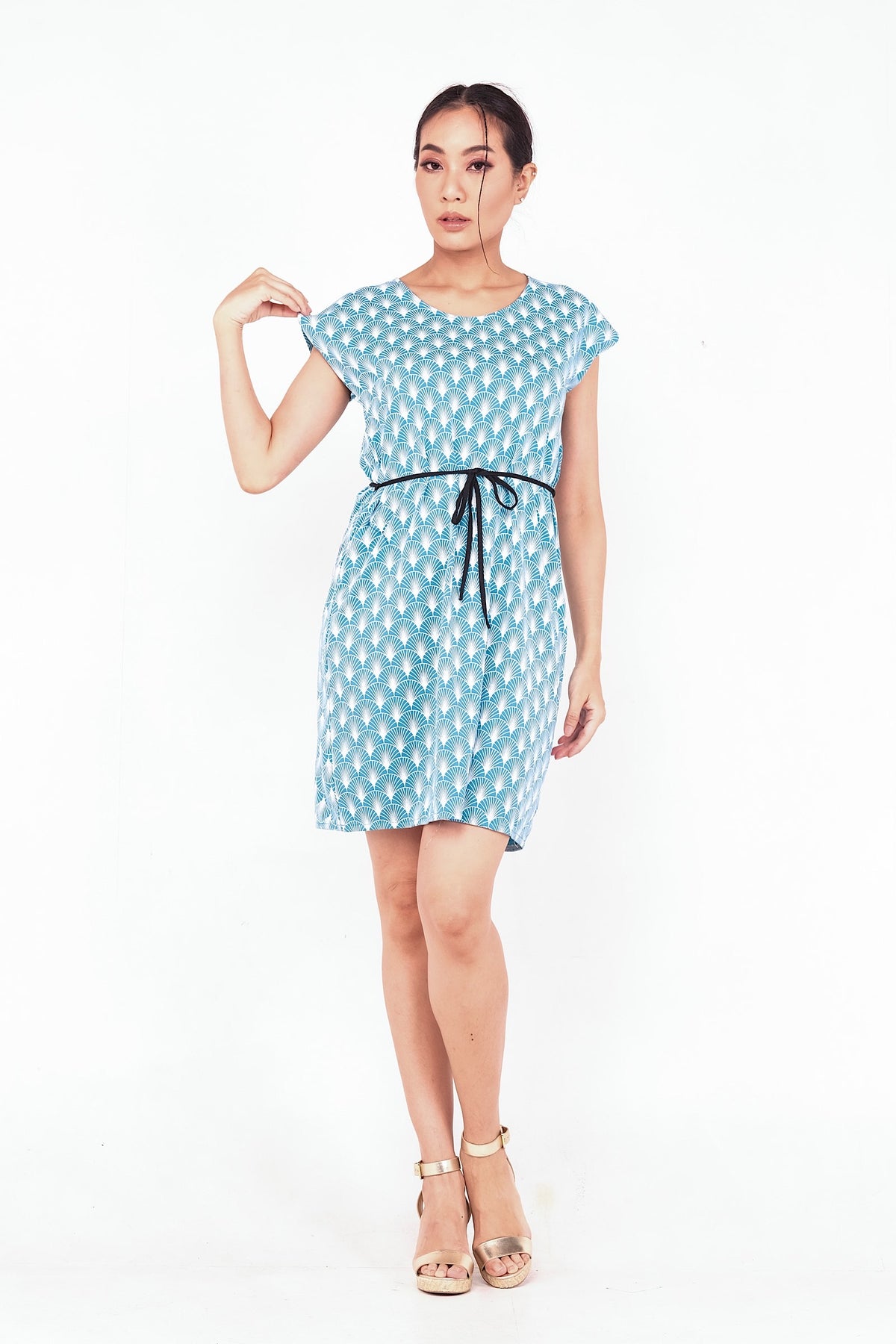 Coupe classique, en coton, se porte à merveille avec sandales, sneakers ou chaussures à talon haut pour un look plus chic. Un «must» pour votre garde-robe printemps été.