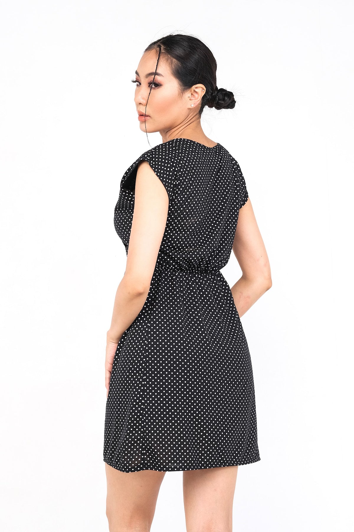 Coupe classique, en coton, se porte à merveille avec sandales, sneakers ou chaussures à talon haut pour un look plus chic. Un «must» pour votre garde-robe printemps été.