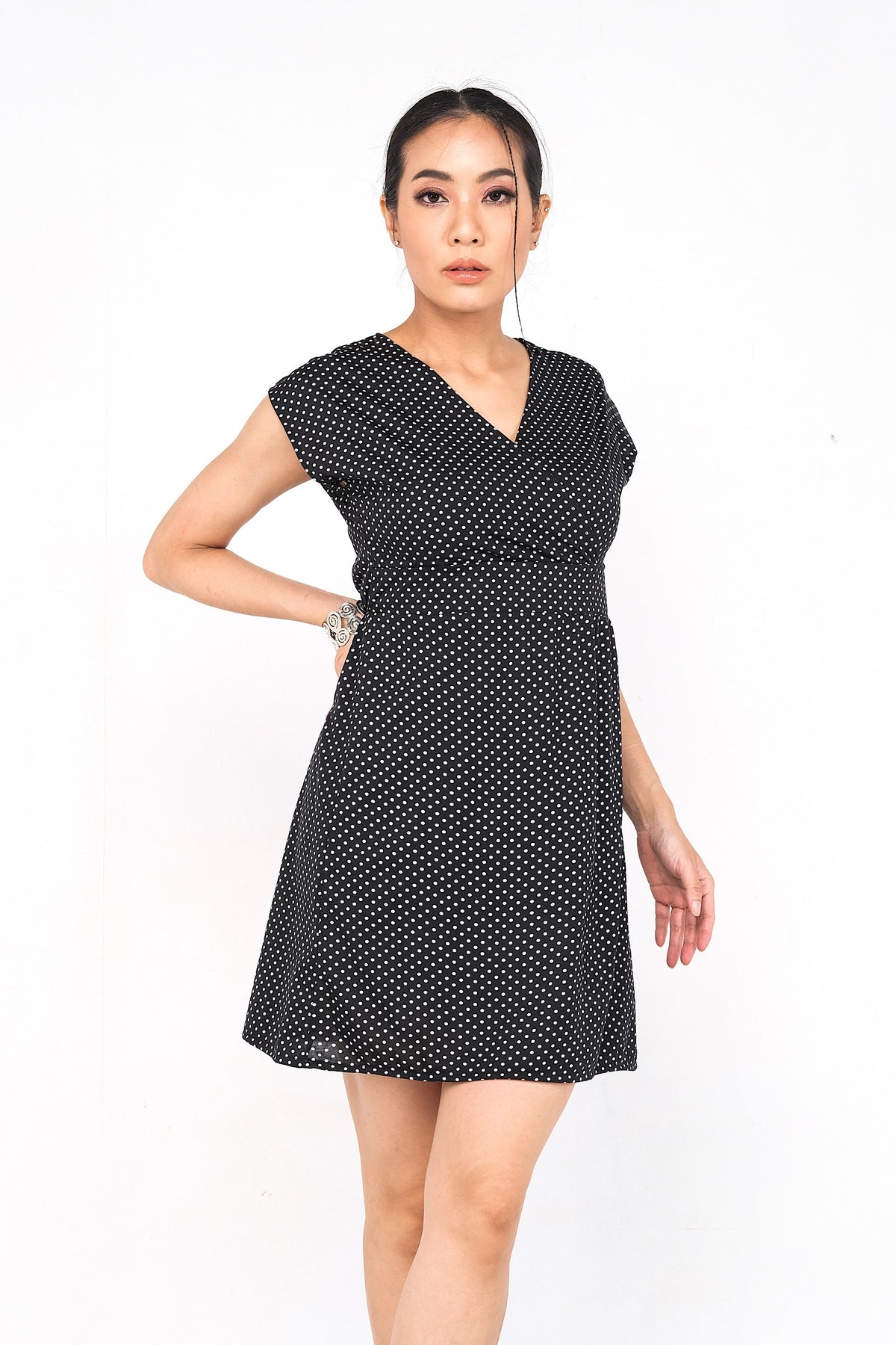 Coupe classique, en coton, se porte à merveille avec sandales, sneakers ou chaussures à talon haut pour un look plus chic. Un «must» pour votre garde-robe printemps été.