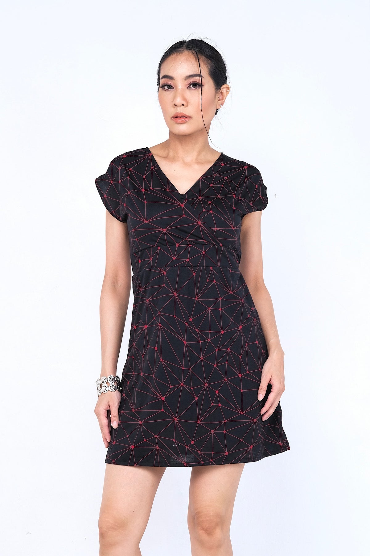 Coupe classique, en coton, se porte à merveille avec sandales, sneakers ou chaussures à talon haut pour un look plus chic. Un «must» pour votre garde-robe printemps été.