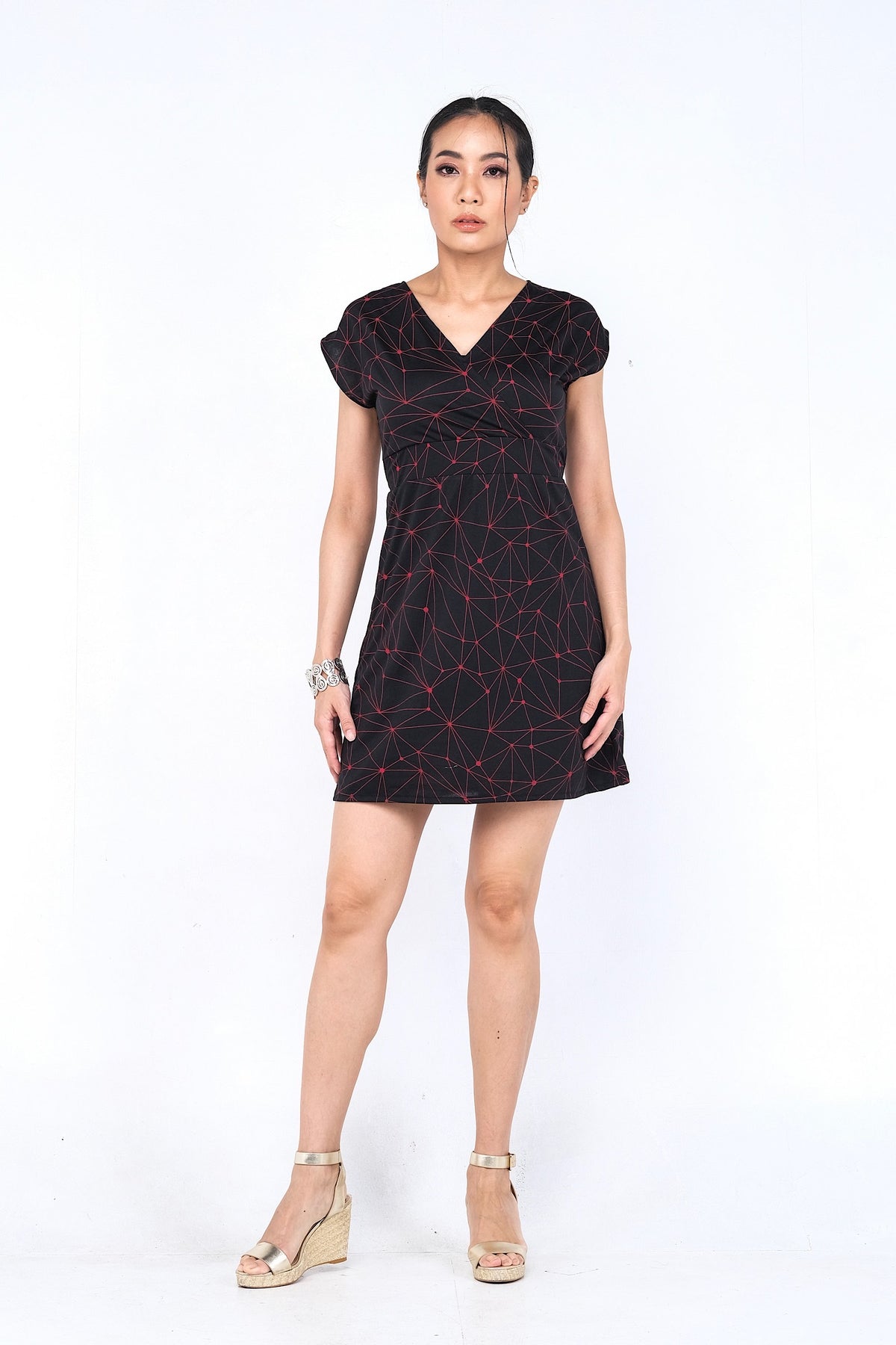 Coupe classique, en coton, se porte à merveille avec sandales, sneakers ou chaussures à talon haut pour un look plus chic. Un «must» pour votre garde-robe printemps été.