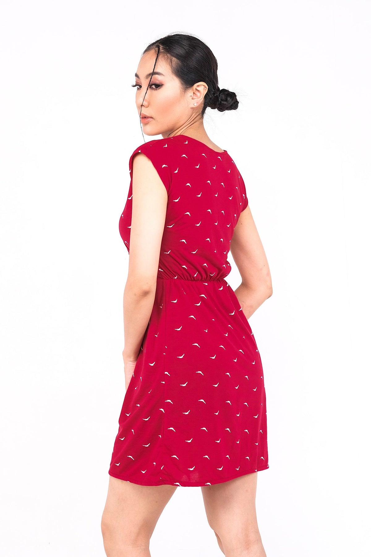 Coupe classique, en coton, se porte à merveille avec sandales, sneakers ou chaussures à talon haut pour un look plus chic. Un «must» pour votre garde-robe printemps été.