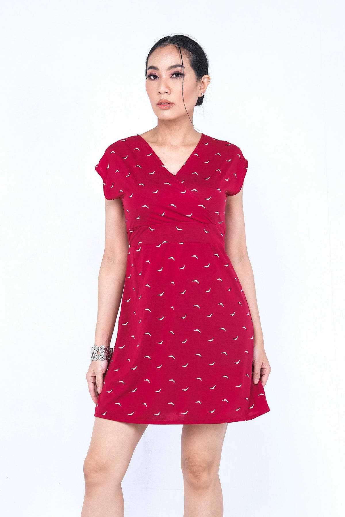 Coupe classique, en coton, se porte à merveille avec sandales, sneakers ou chaussures à talon haut pour un look plus chic. Un «must» pour votre garde-robe printemps été.