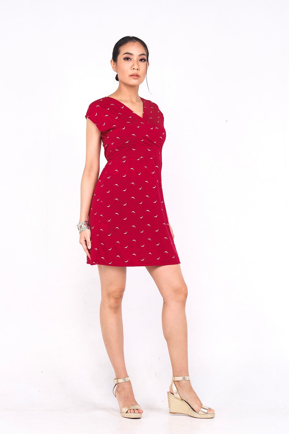 Coupe classique, en coton, se porte à merveille avec sandales, sneakers ou chaussures à talon haut pour un look plus chic. Un «must» pour votre garde-robe printemps été.