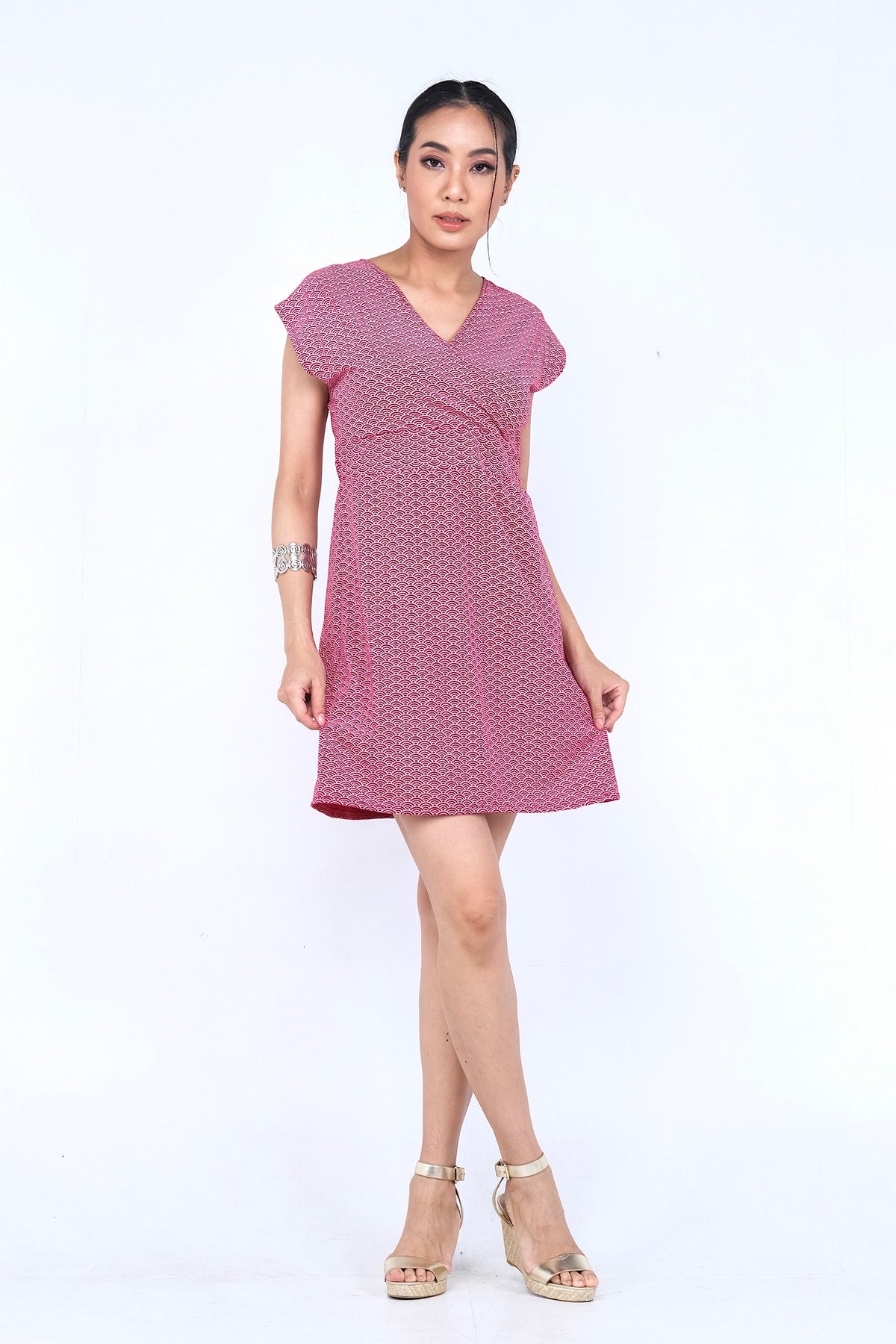 Coupe classique, en coton, se porte à merveille avec sandales, sneakers ou chaussures à talon haut pour un look plus chic. Un «must» pour votre garde-robe printemps été.