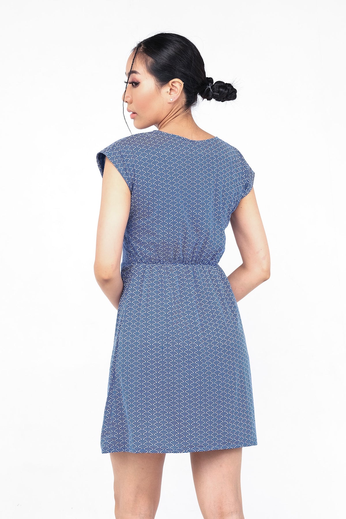 Coupe classique, en coton, se porte à merveille avec sandales, sneakers ou chaussures à talon haut pour un look plus chic. Un «must» pour votre garde-robe printemps été.