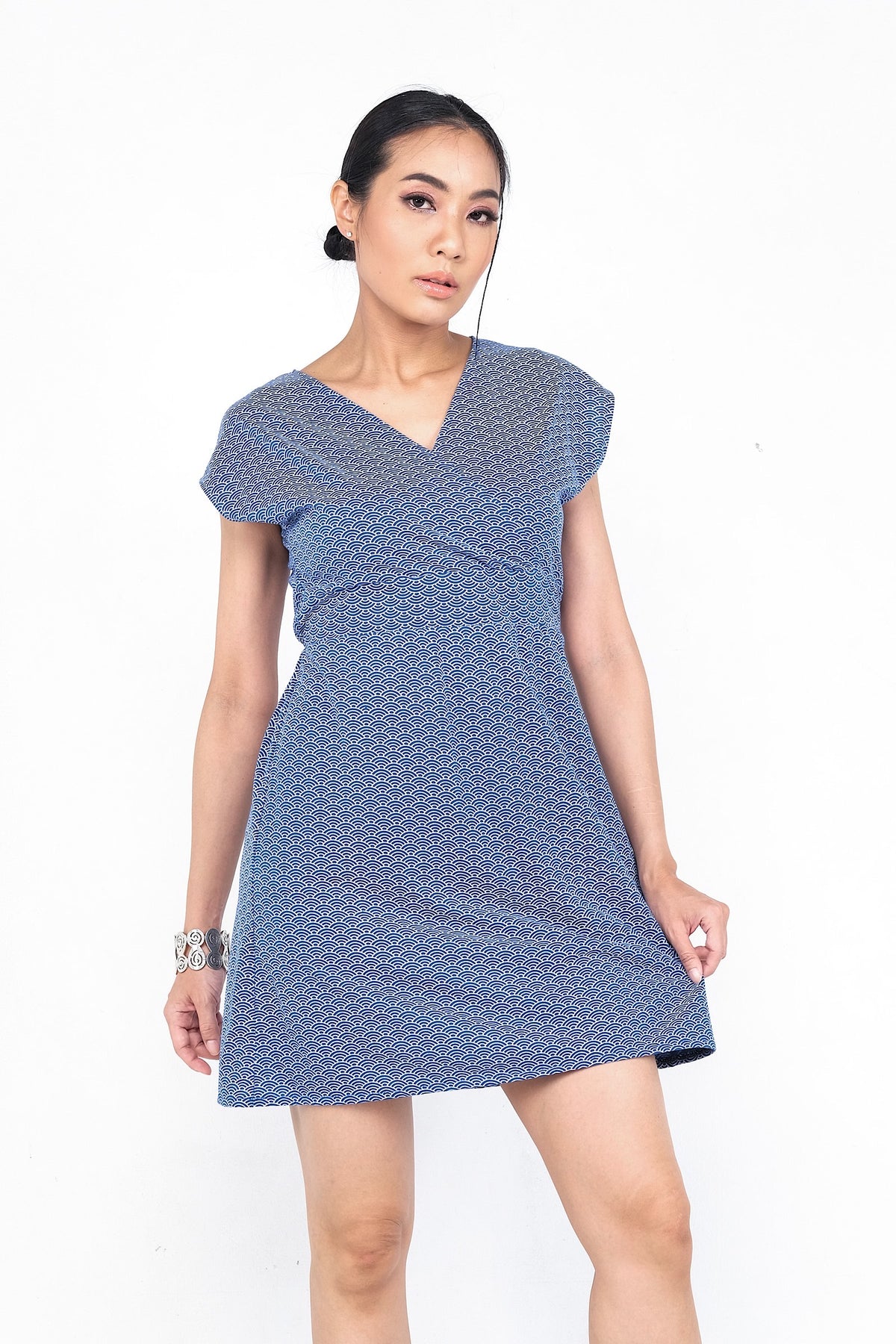 Coupe classique, en coton, se porte à merveille avec sandales, sneakers ou chaussures à talon haut pour un look plus chic. Un «must» pour votre garde-robe printemps été.
