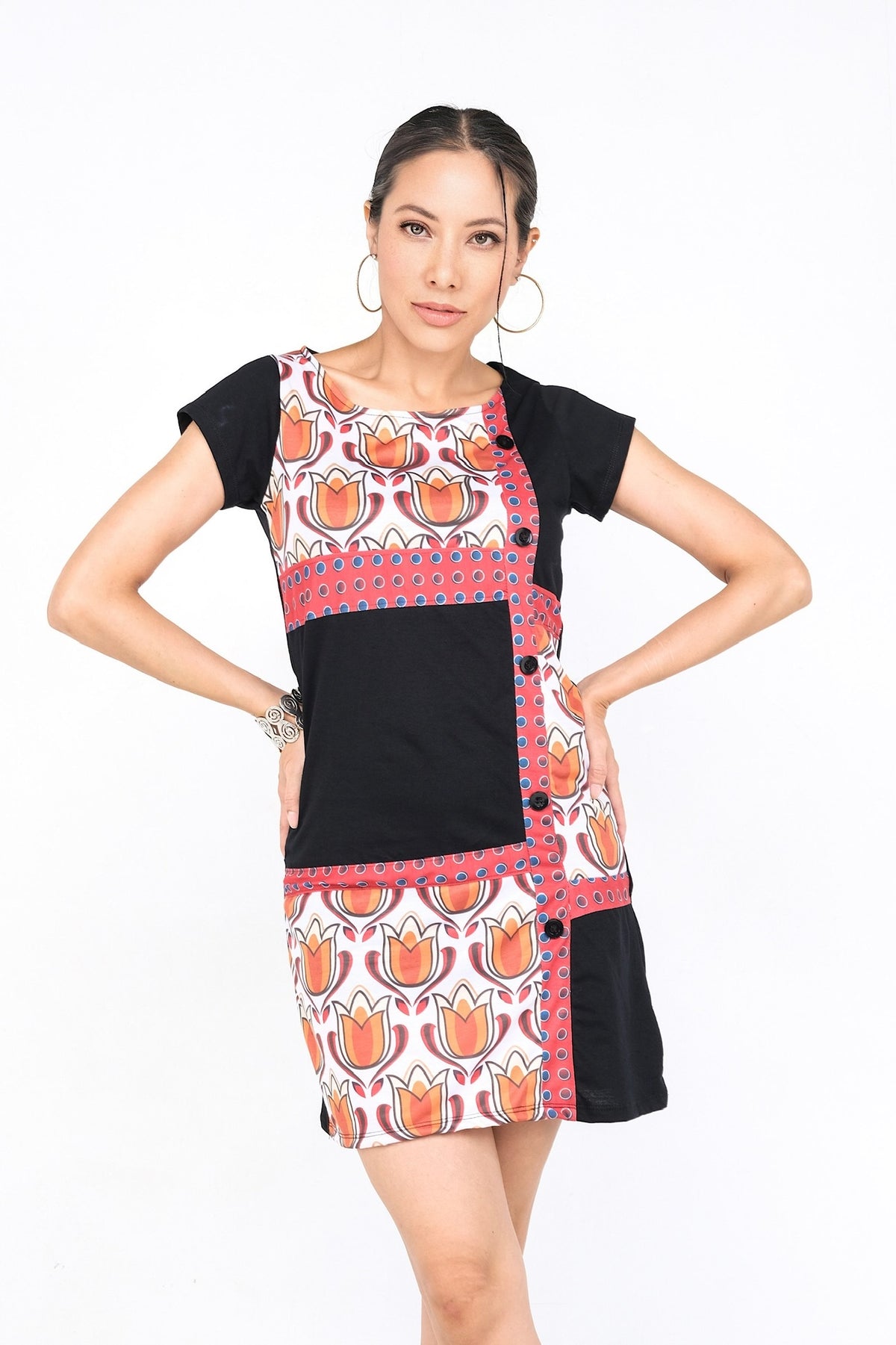 Robe noire avec motifs floraux colorés et boutons décoratifs.