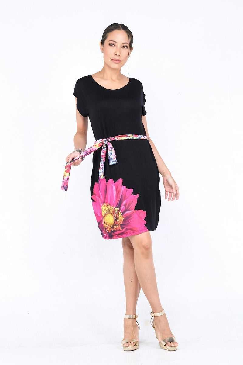 Robe noire avec motif floral rose vif et ceinture assortie.