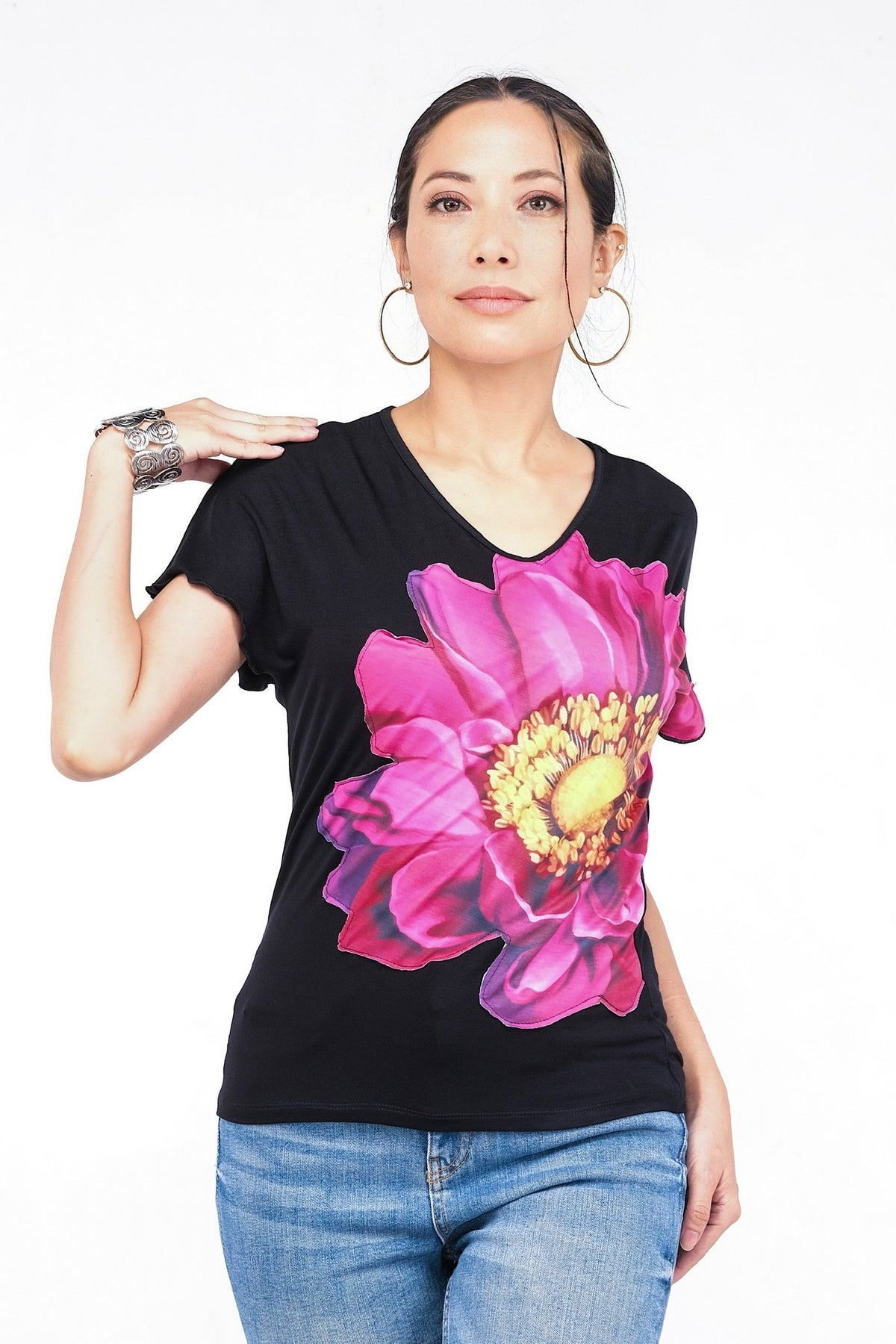 Haut noir avec grand motif floral rose vif.