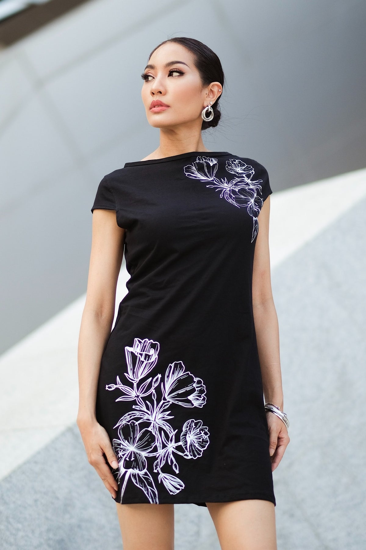Robe Rosae en coton avec motif de rose élégant, parfaite pour ajouter une touche florale à votre style, disponible de XS à XXL.