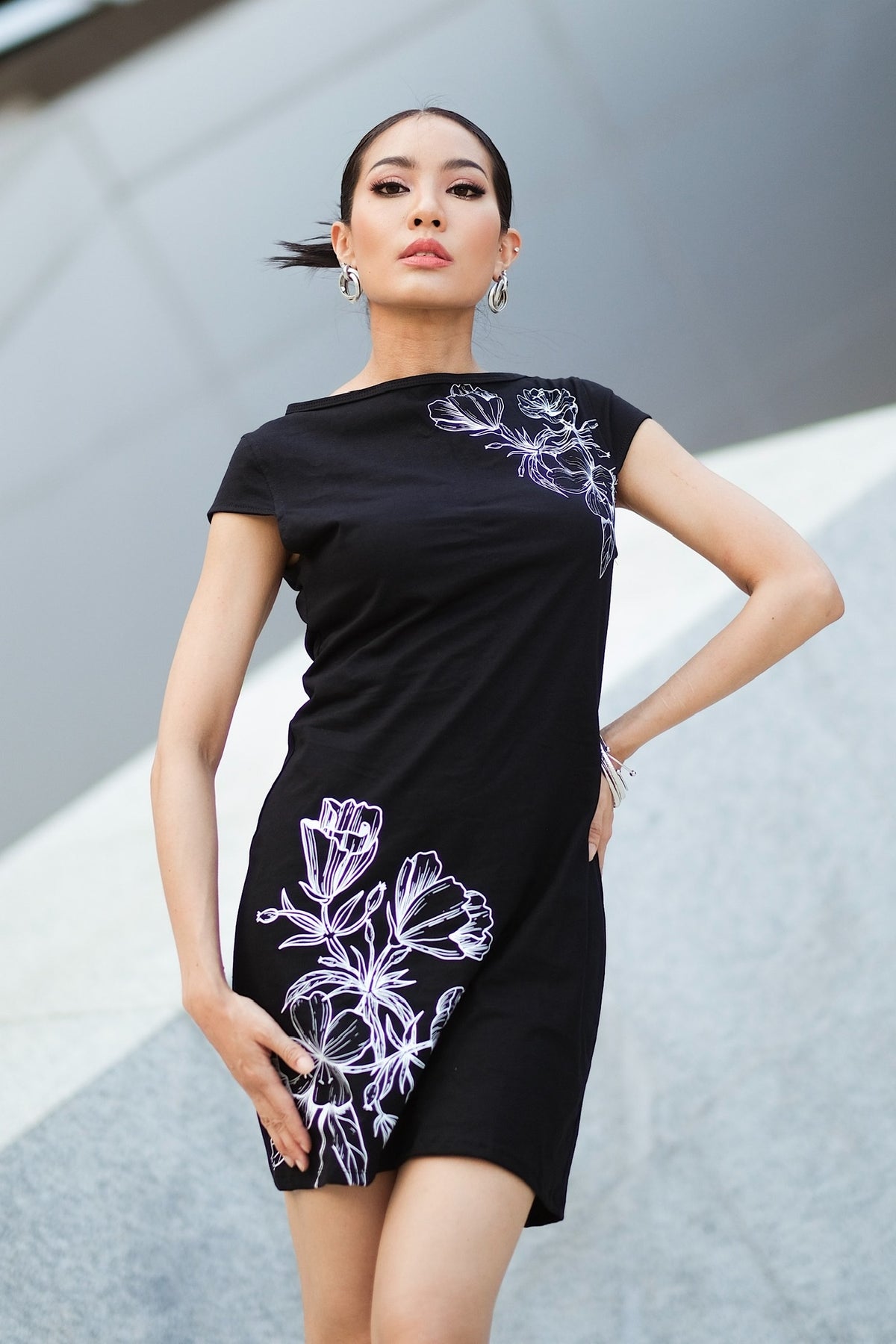 Robe Rosae en coton avec motif de rose élégant, parfaite pour ajouter une touche florale à votre style, disponible de XS à XXL.