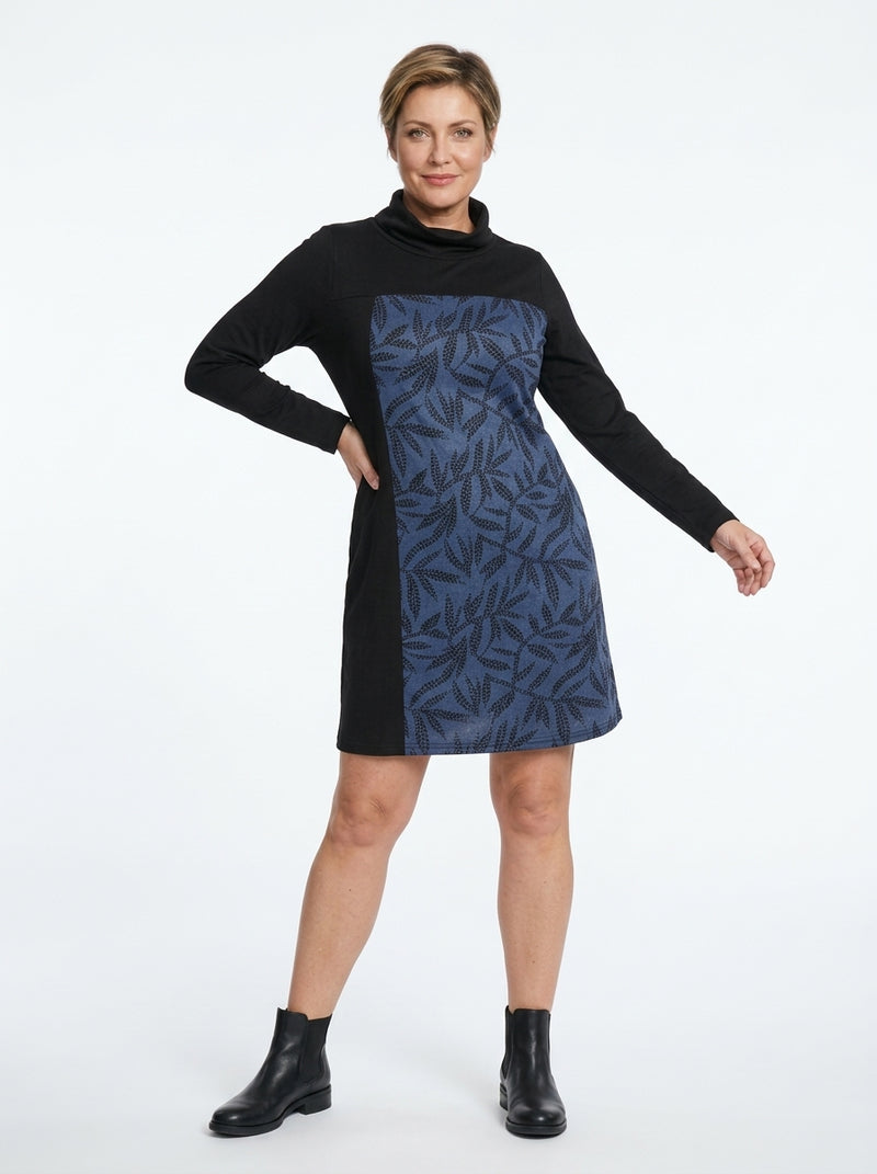 Robe Adeline de trois quarts, imprimé feuillage bleu et côtés noirs contrastants
