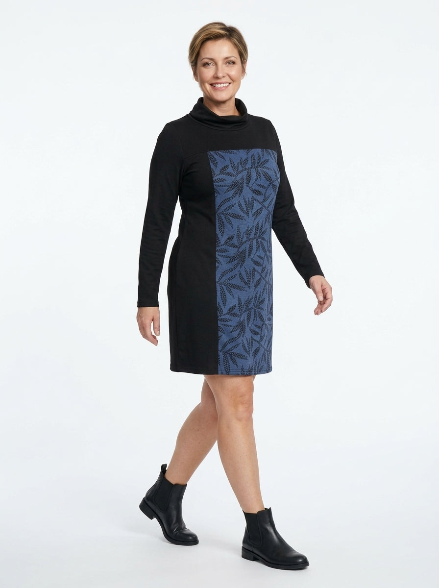 Robe Adeline feuillage bleu de trois quarts, longueur au-dessus du genou