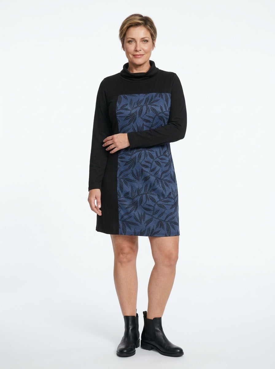 Robe Adeline de face, col roulé noir et panneau feuillage bleu