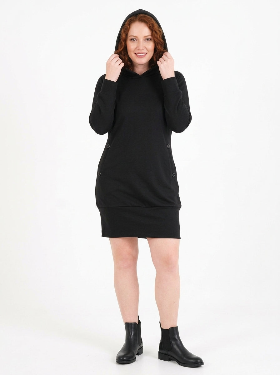 Robe Malya noire, capuche relevée